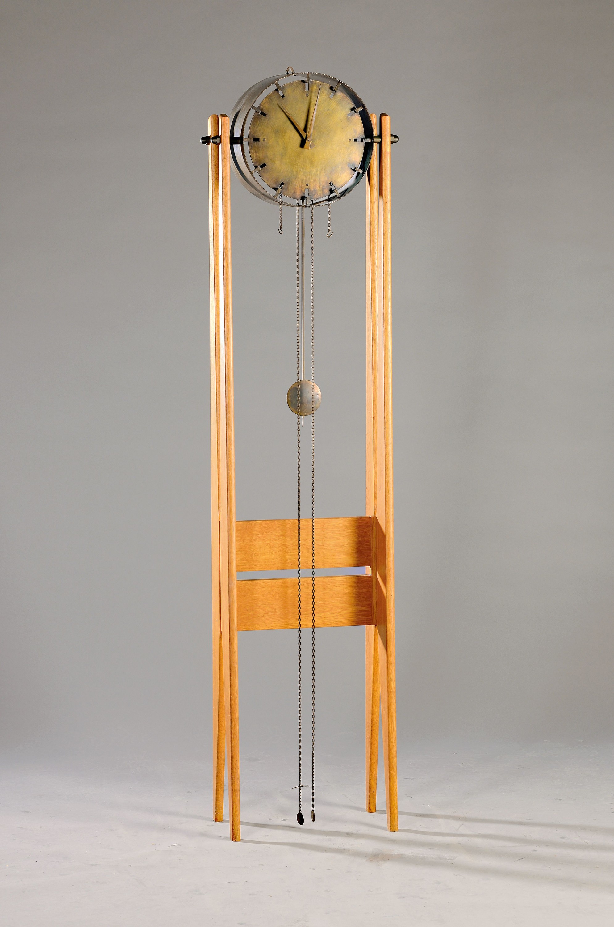 Standuhr, deutsch um 1955, Holzgestell, im Stil des Mid Century Design, Eiche hell, freier Schwungbereich des Pendels, oben runde Werktrommel mit ...