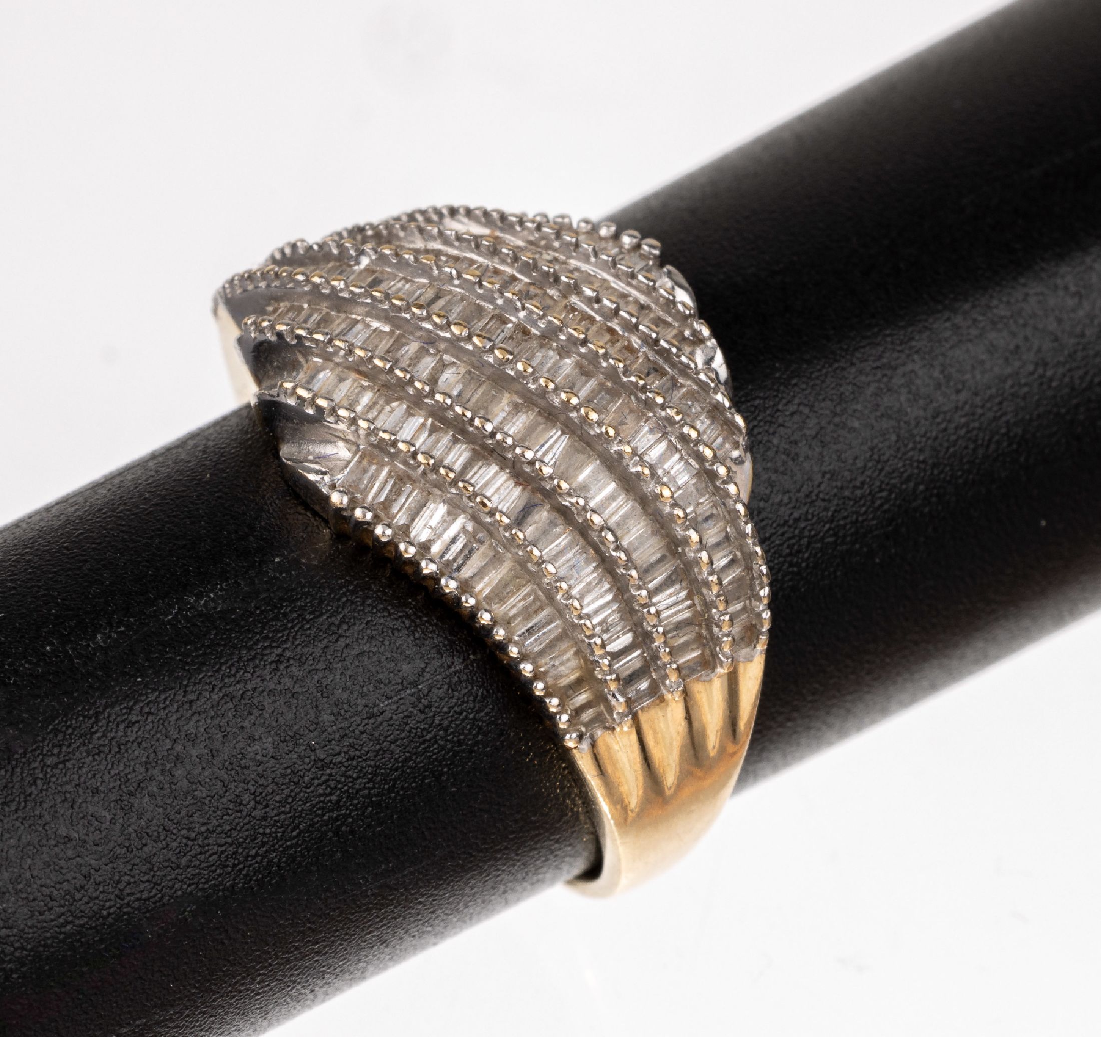 14 kt Gold Diamant-Ring, GG/WG 585/000, Diamantbaguettes zus. ca. 1.50 ct Weiß-l.get.Weiß/p, RW 56, ca. 5.0 g