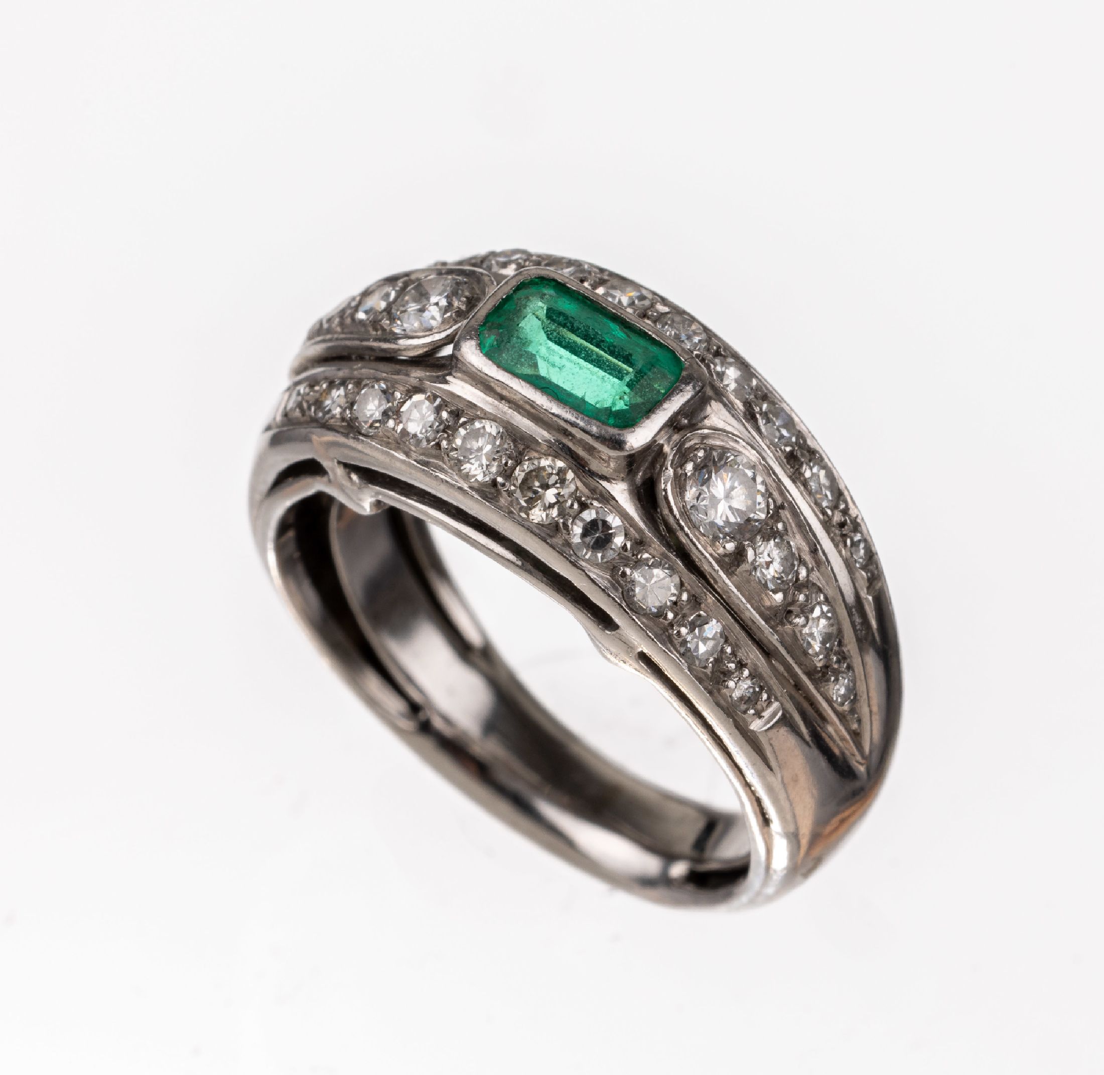 18 kt Gold Smaragd-Diamant-Ring, WG 750/000, mittig Smaragd im Treppenschliff ca. 0.50 ct, 28 Brillanten und 8/8-Diamanten zus. ca. 0.80 ct ...