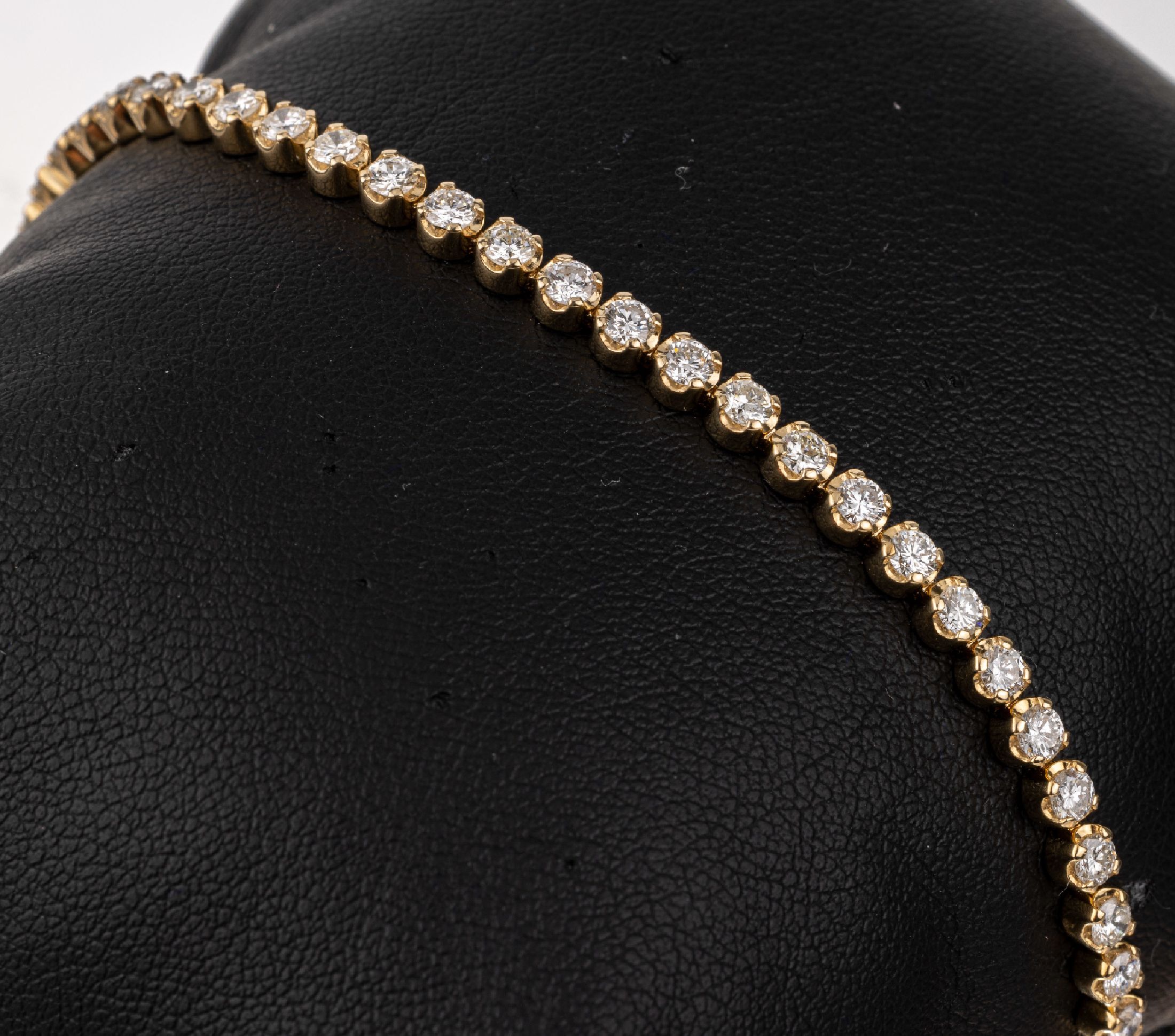 14 kt Gold Brillant-Armband, GG 585/000, 53Brillanten zus. ca. 3.47 ct (grav.) feines Weiß-Weiß/vs-si, L. ca. 18.5 cm, Kastenschlossmit 2 ...