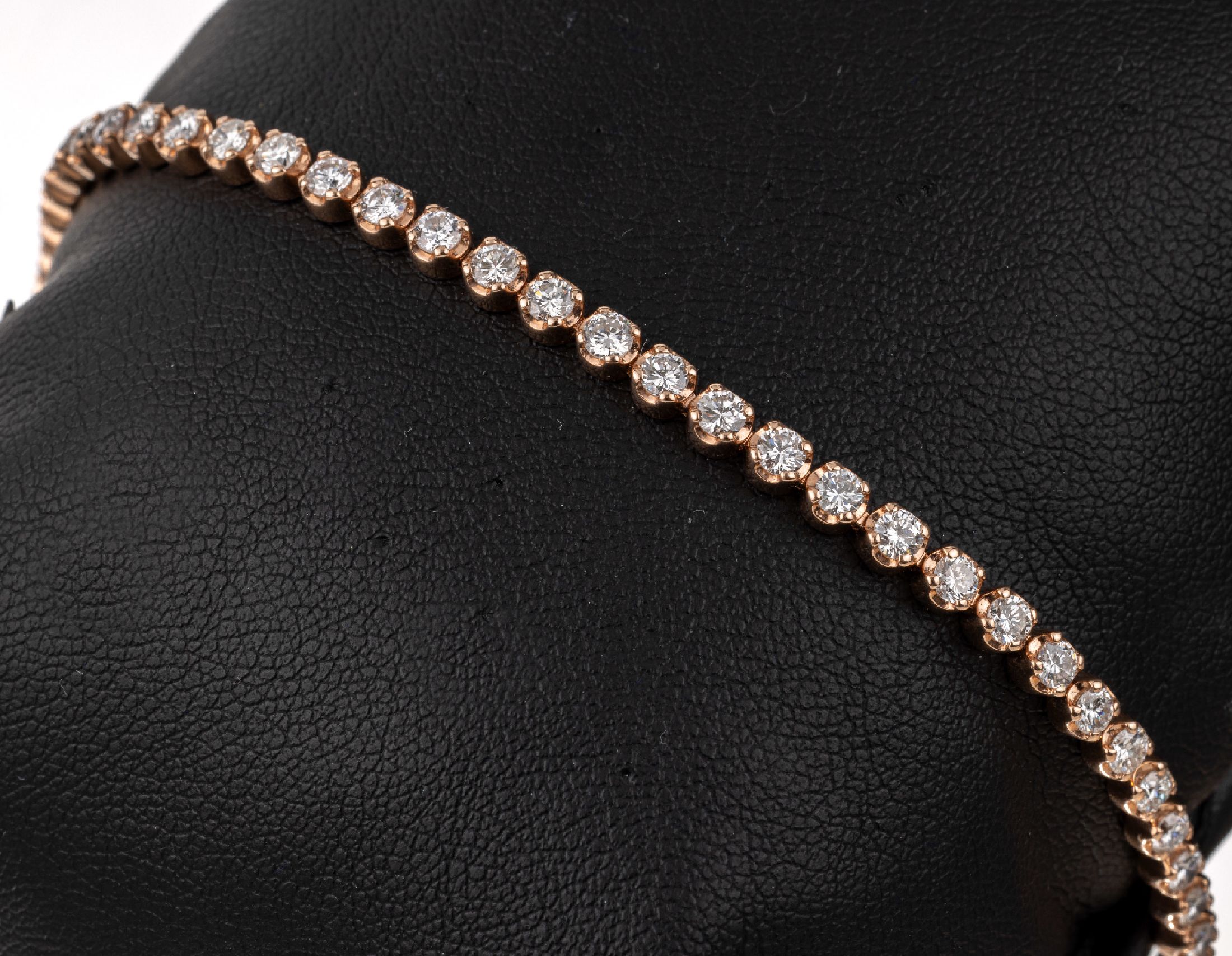 14 kt Gold Brillant-Armband, RG 585/000, 55Brillanten zus. ca. 3.16 ct (grav.) feines Weiß-Weiß/vs-si, L. ca. 18.2 cm, Kastenschlossmit 2 ...