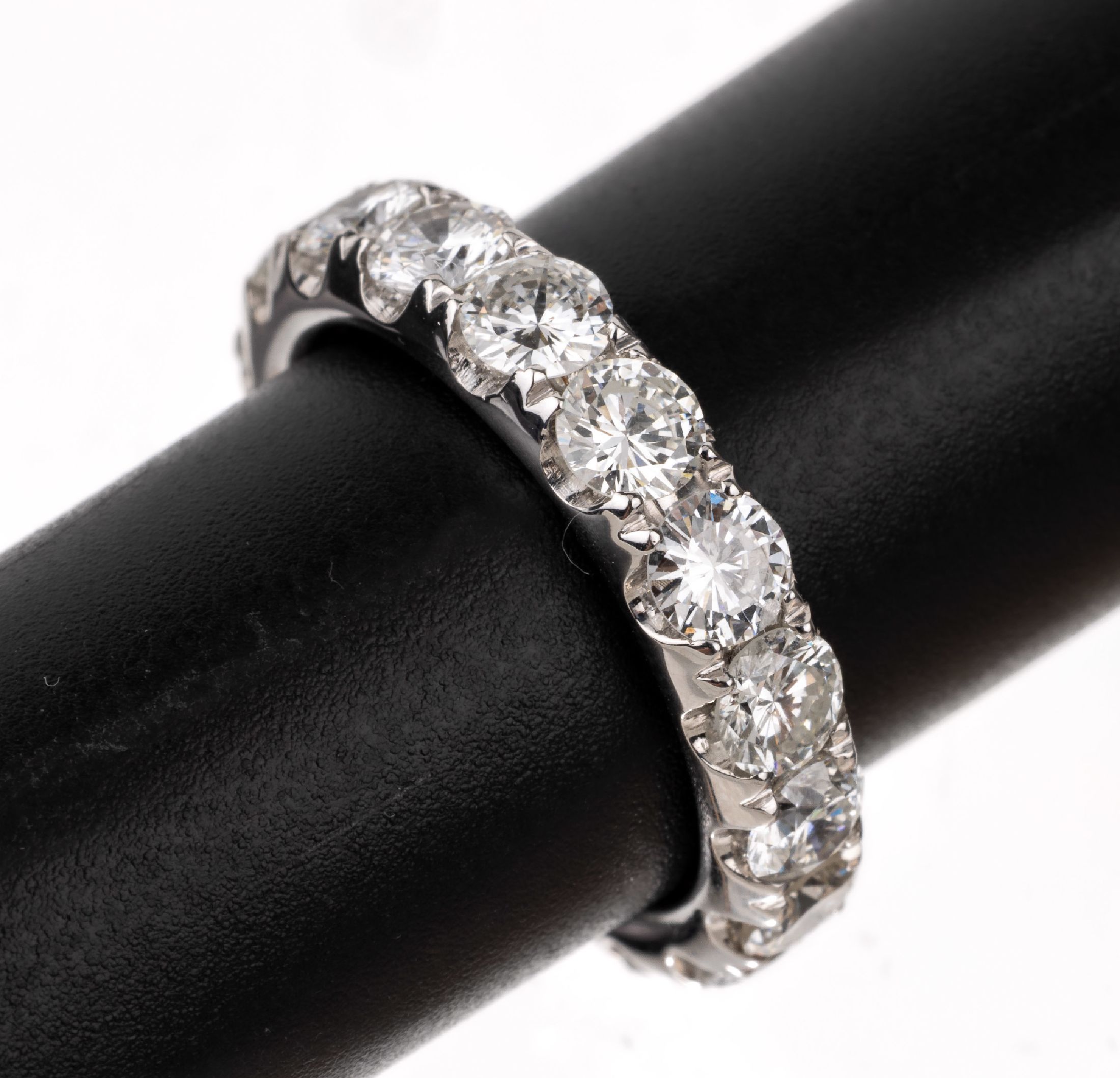 14 kt Gold Brillant-Ring, WG 585/000, 17 Brillanten zus. ca. 3.79 ct (grav.) Weiß-l.get.Weiß/vs-si, RW 55, ca. 5.9 g