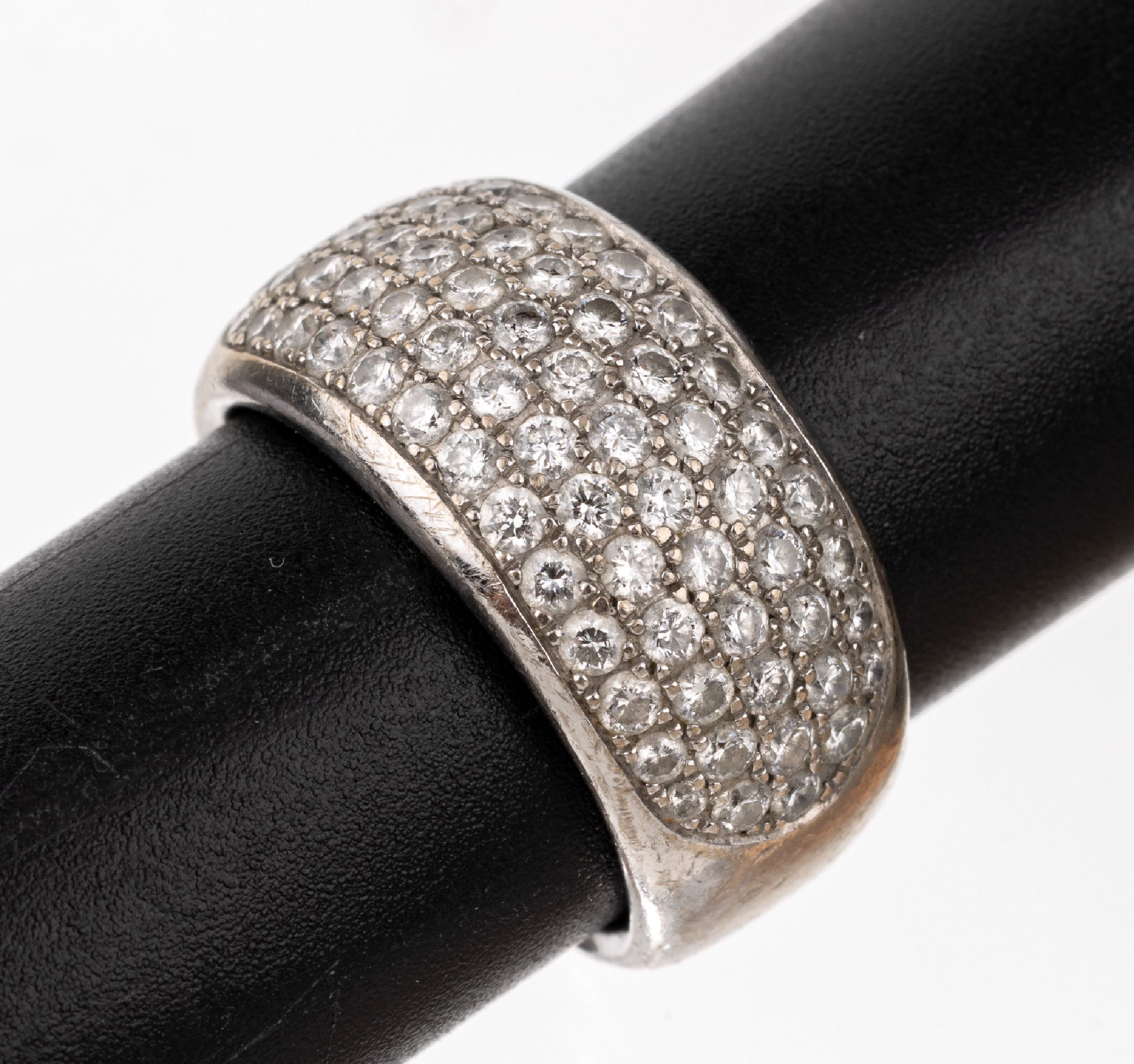 18 kt Gold Brillant-Ring, WG 750/000, 69 Brillanten zus. ca. 1.56 ct (grav.) Weiß/si-p,RW 55, ca. 12.8 g
