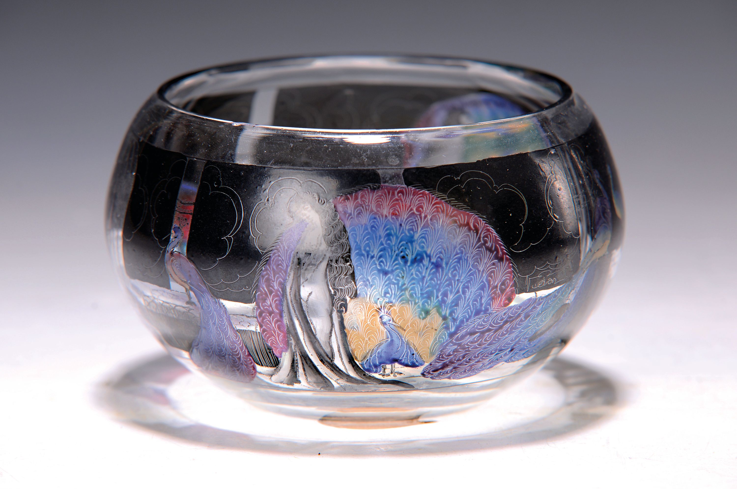 Schale, Vedar (Vetri d'Arte Fontana Mailand), um 1925-35, farbloses Glas, umlaufend bemalt mit bunten Pfauen und Frauengestalten in ...