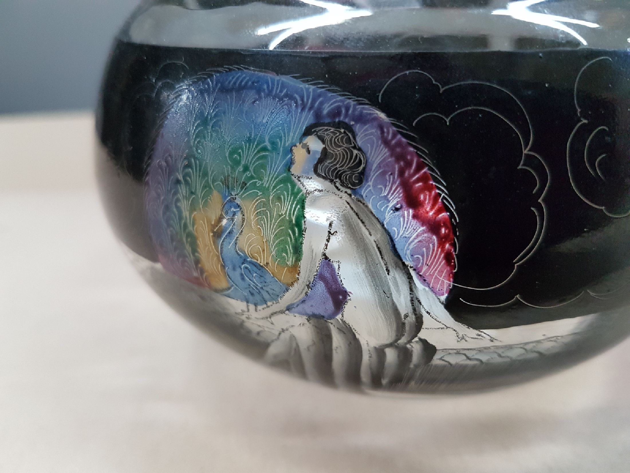 Detail a: Schale, Vedar (Vetri d'Arte Fontana Mailand), um 1925-35, farbloses Glas, umlaufend bemalt mit bunten Pfauen und Frauengestalten in ...