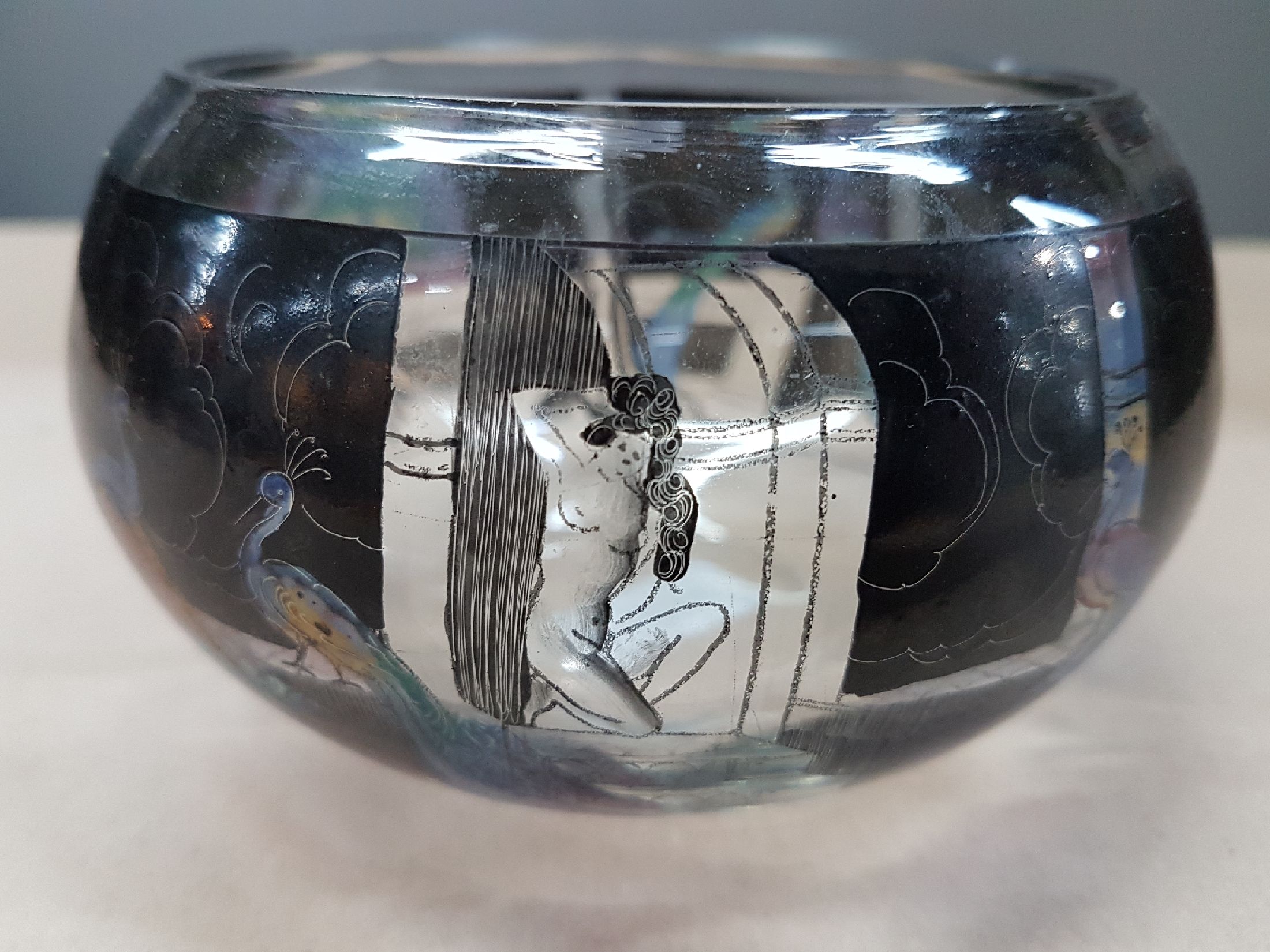Detail b: Schale, Vedar (Vetri d'Arte Fontana Mailand), um 1925-35, farbloses Glas, umlaufend bemalt mit bunten Pfauen und Frauengestalten in ...