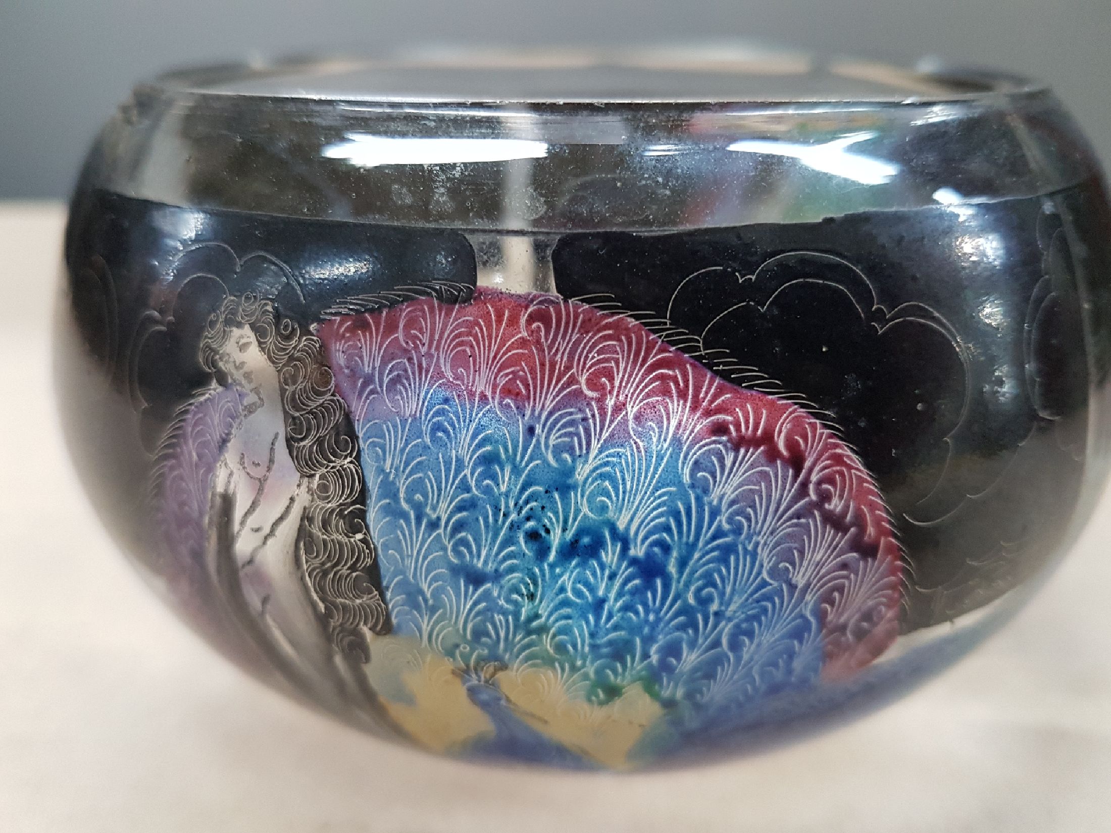 Detail c: Schale, Vedar (Vetri d'Arte Fontana Mailand), um 1925-35, farbloses Glas, umlaufend bemalt mit bunten Pfauen und Frauengestalten in ...