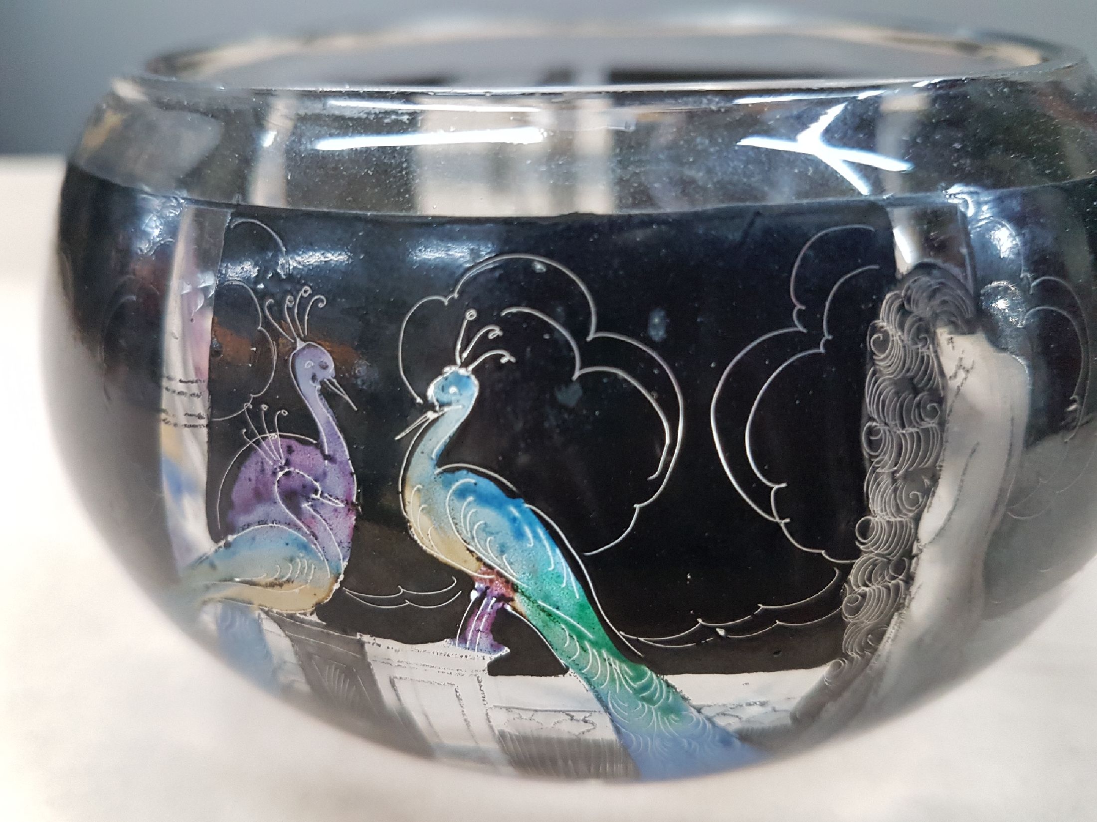 Detail d: Schale, Vedar (Vetri d'Arte Fontana Mailand), um 1925-35, farbloses Glas, umlaufend bemalt mit bunten Pfauen und Frauengestalten in ...
