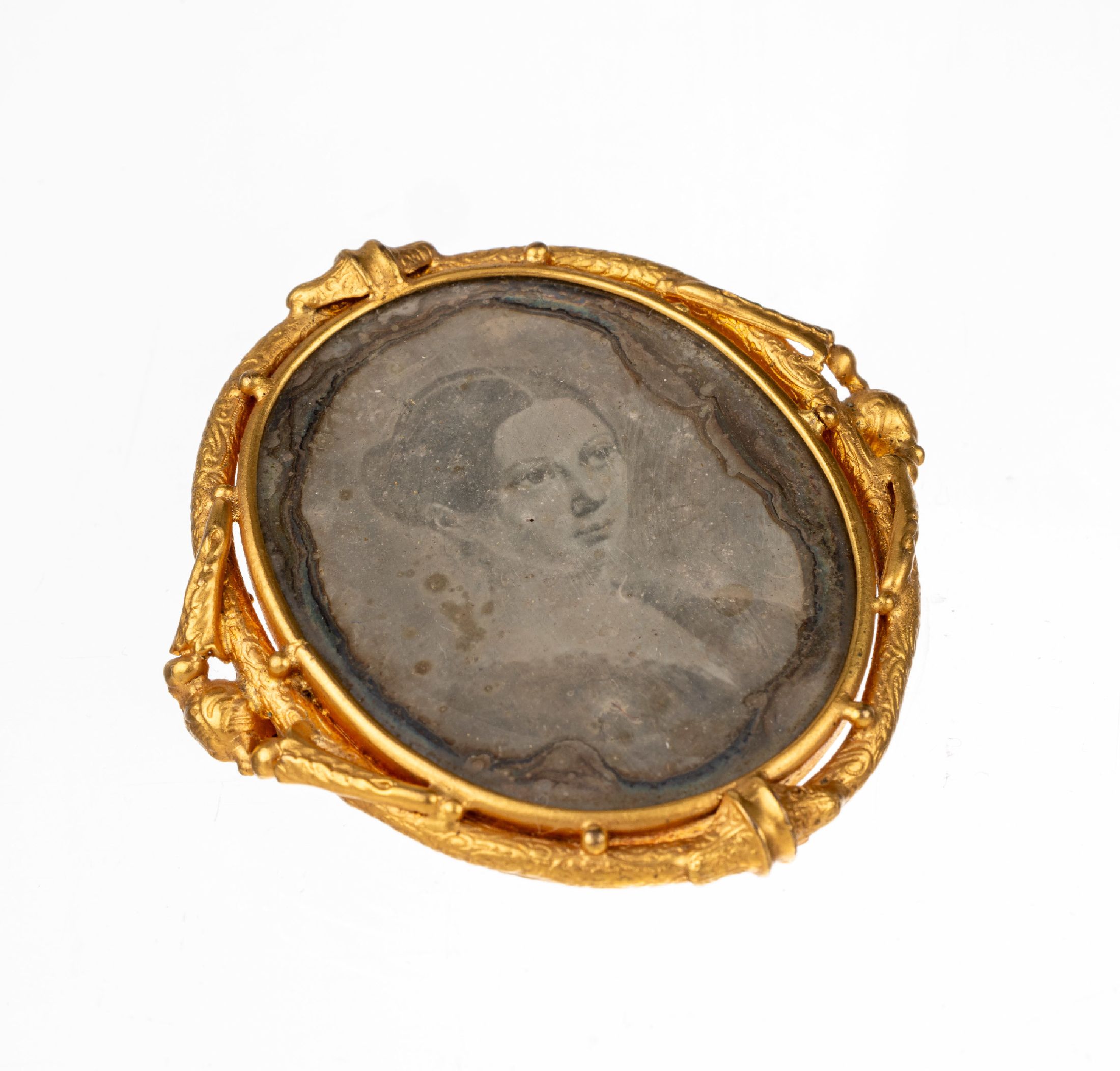 Detail a: Seltene Brosche mit Daguerreotypie, um 1860, Metall verg., mittig Fotografie auf Silberplatte, Verfahren entwickelt von Louis Daguerre in den 1830er ...