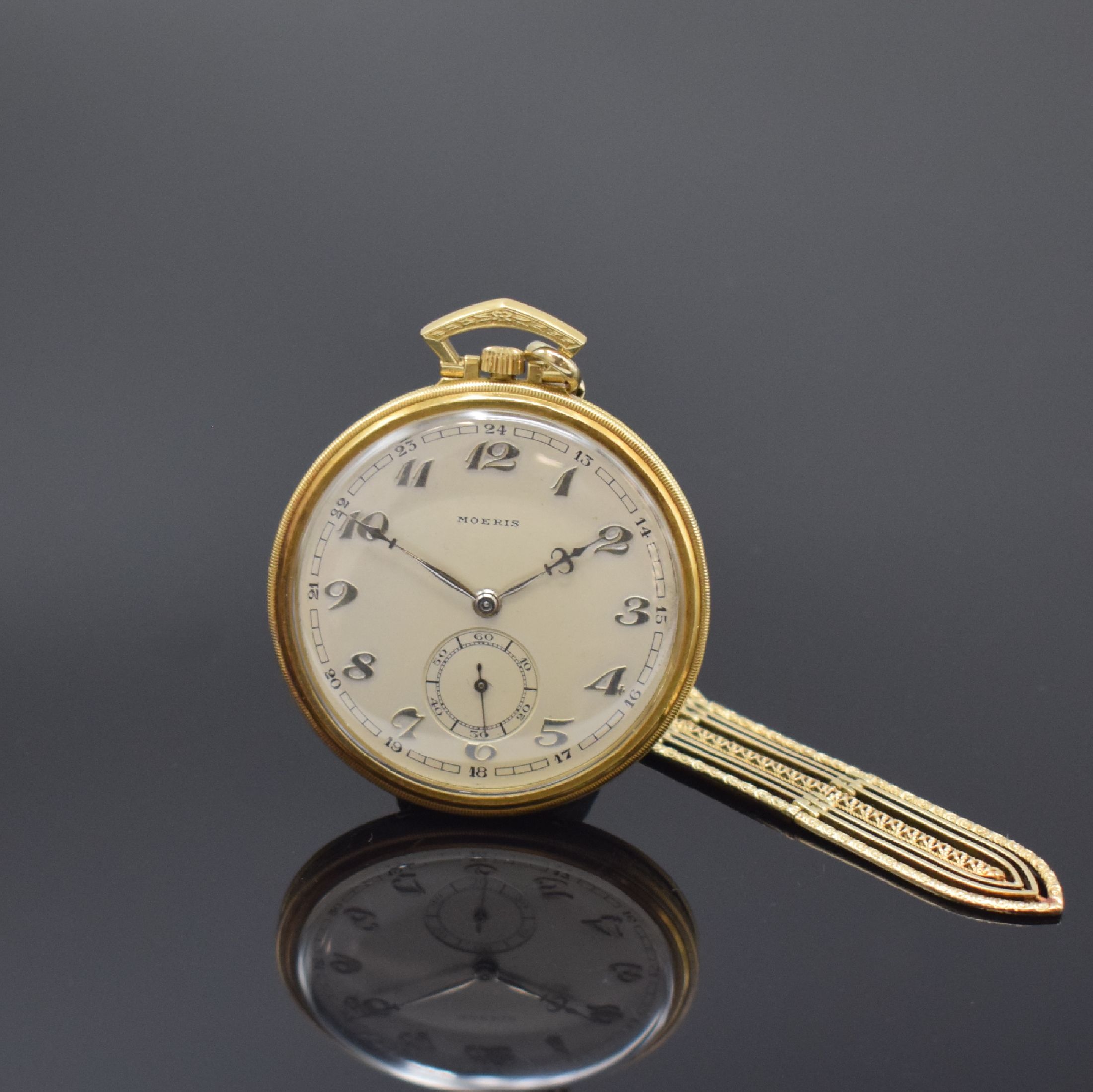 MOERIS offene Taschenuhr in GG 750/000 mit Chatelain in GG 585/000, Schweiz um 1940, Geh. seitl. floral grav., rücks. emaill., silb. Zifferbl. m. ...