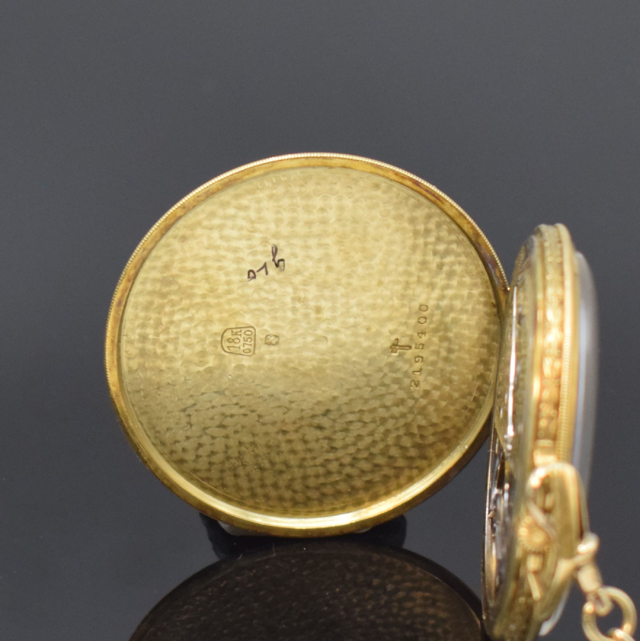 Detail b: MOERIS offene Taschenuhr in GG 750/000 mit Chatelain in GG 585/000, Schweiz um 1940, Geh. seitl. floral grav., rücks. emaill., silb. Zifferbl. m. ...