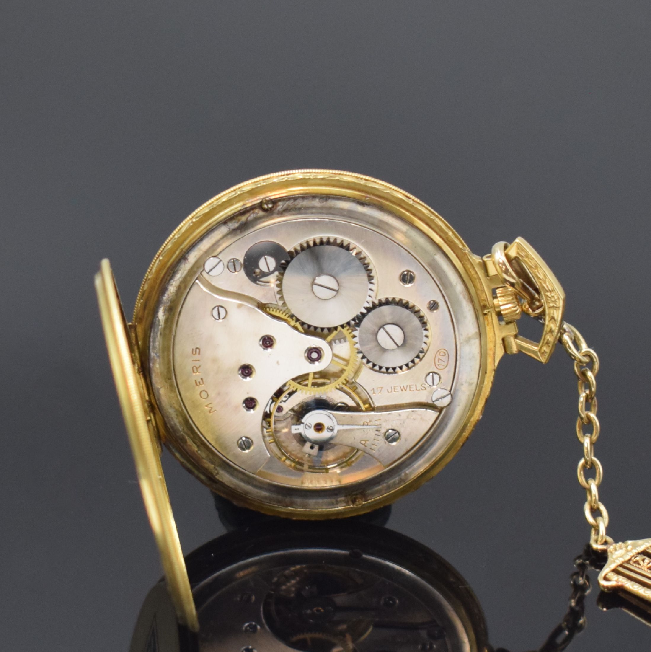 Detail c: MOERIS offene Taschenuhr in GG 750/000 mit Chatelain in GG 585/000, Schweiz um 1940, Geh. seitl. floral grav., rücks. emaill., silb. Zifferbl. m. ...