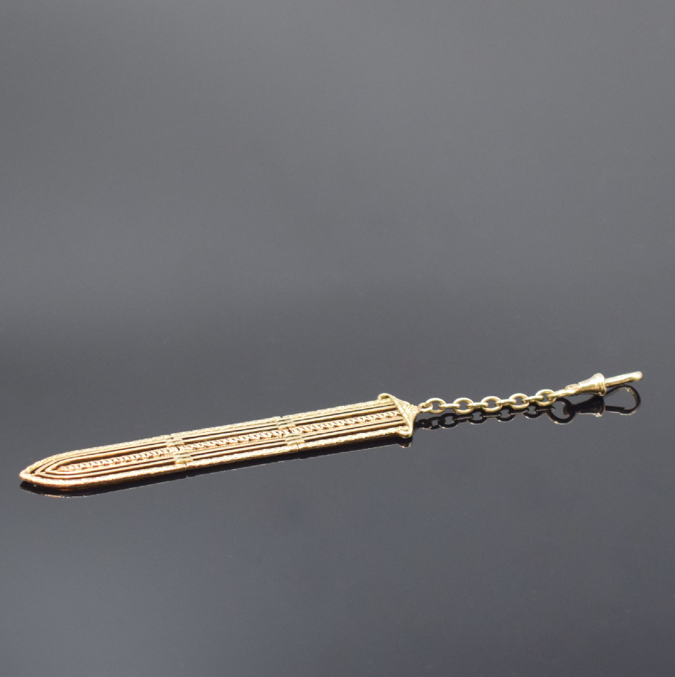 Detail d: MOERIS offene Taschenuhr in GG 750/000 mit Chatelain in GG 585/000, Schweiz um 1940, Geh. seitl. floral grav., rücks. emaill., silb. Zifferbl. m. ...