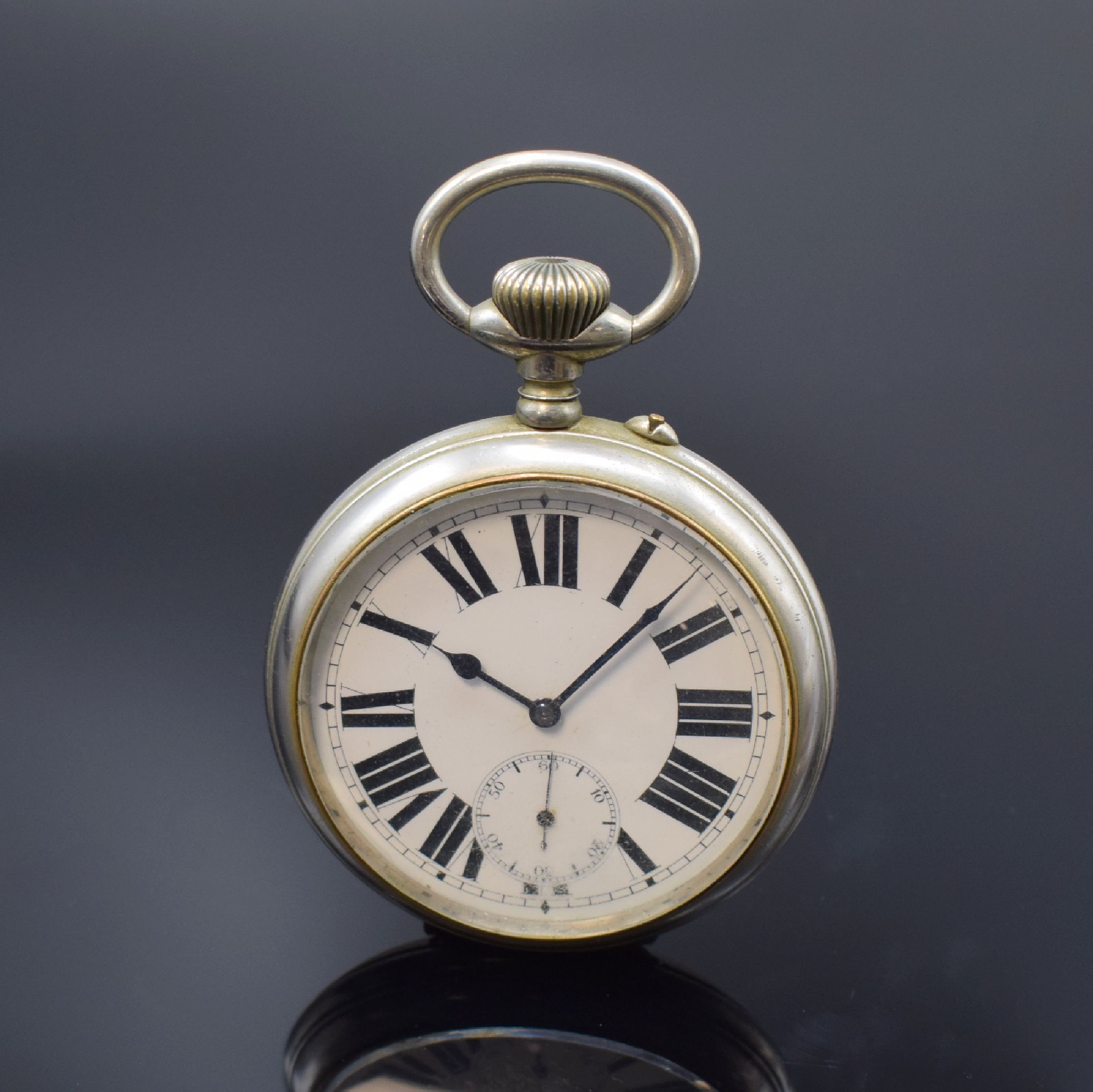 Übergroße Herrentaschenuhr im Argentan- Gehäuse, Schweiz um 1905, Rückseite l. dell., Emailzifferblatt l. riss., fette röm. Zahlen, gebl. ...