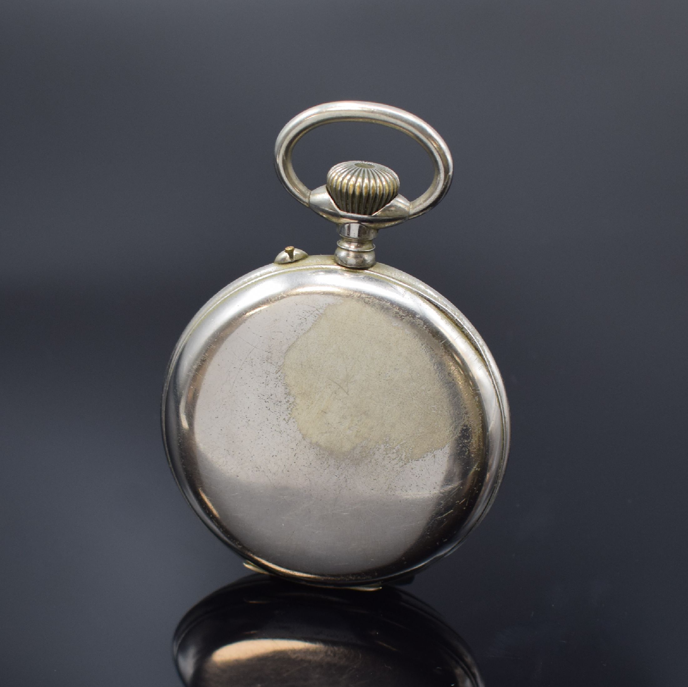 Detail a: Übergroße Herrentaschenuhr im Argentan- Gehäuse, Schweiz um 1905, Rückseite l. dell., Emailzifferblatt l. riss., fette röm. Zahlen, gebl. ...