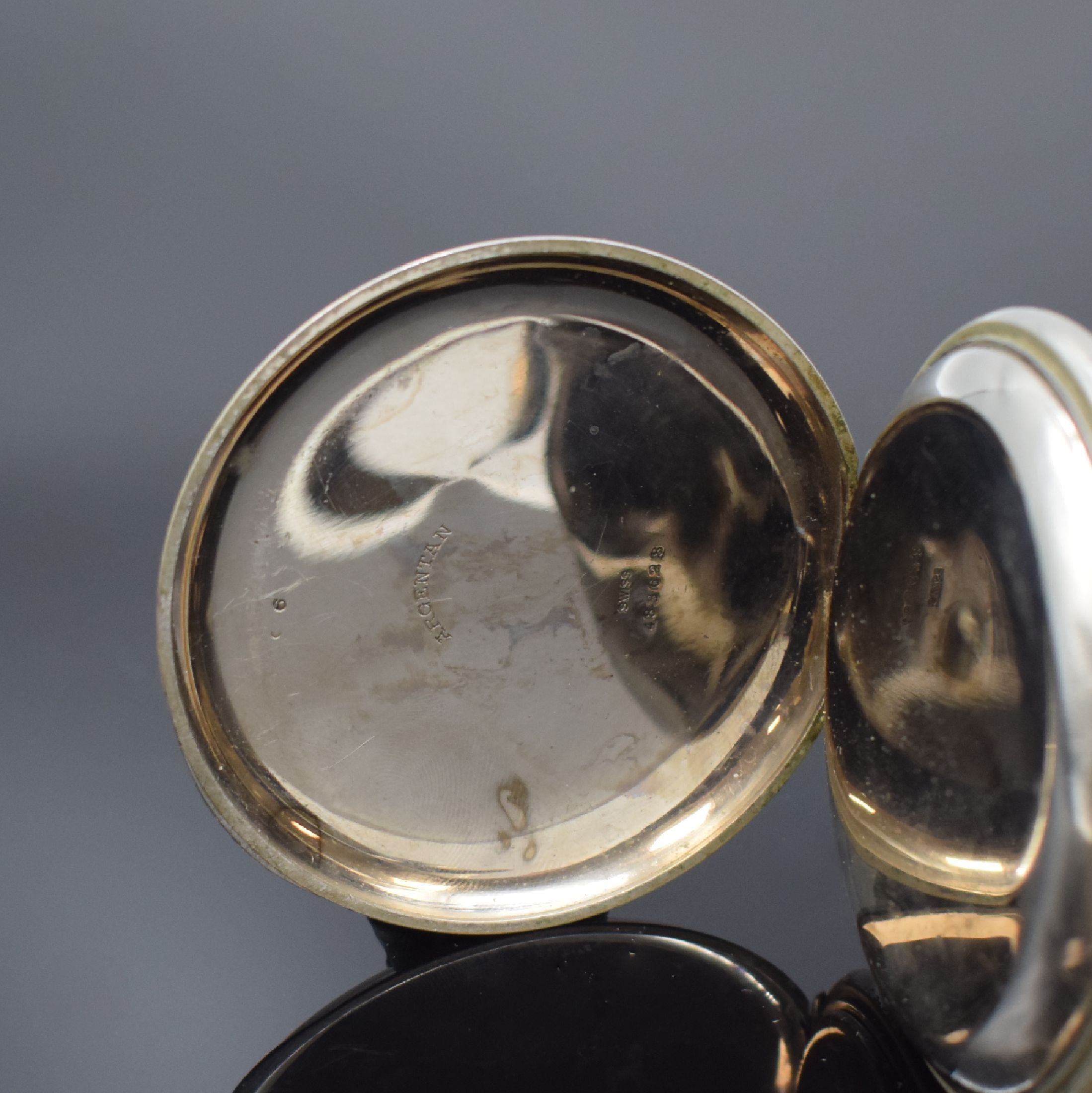 Detail b: Übergroße Herrentaschenuhr im Argentan- Gehäuse, Schweiz um 1905, Rückseite l. dell., Emailzifferblatt l. riss., fette röm. Zahlen, gebl. ...
