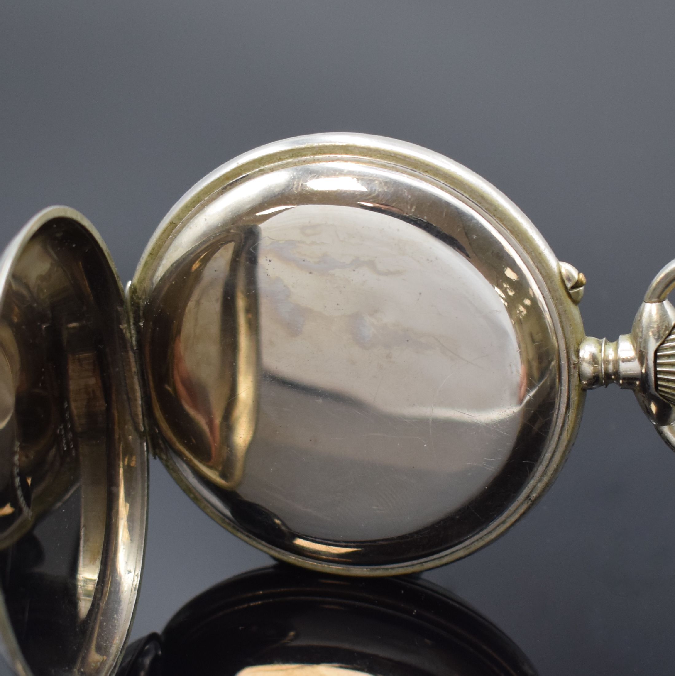 Detail c: Übergroße Herrentaschenuhr im Argentan- Gehäuse, Schweiz um 1905, Rückseite l. dell., Emailzifferblatt l. riss., fette röm. Zahlen, gebl. ...