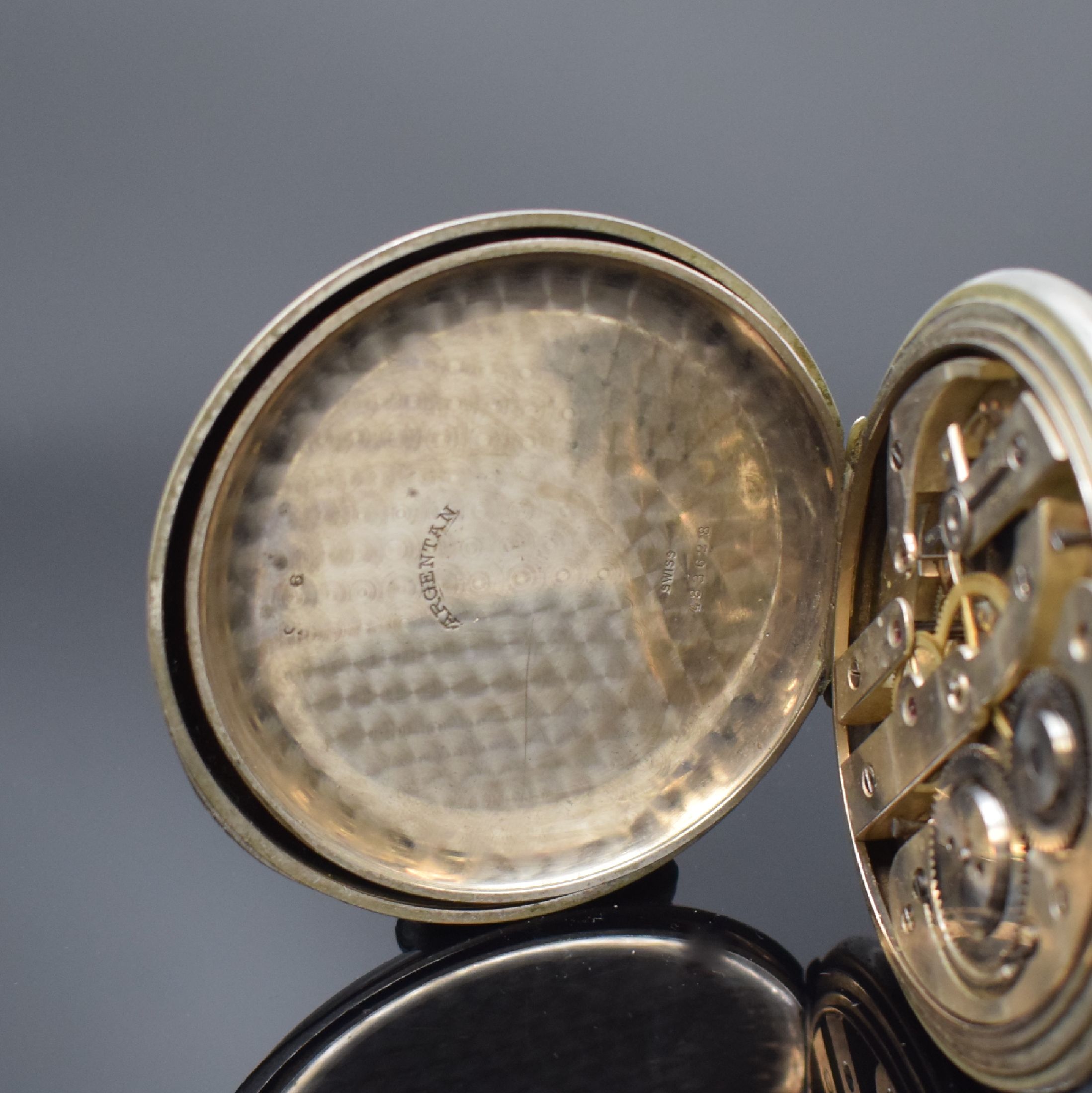 Detail d: Übergroße Herrentaschenuhr im Argentan- Gehäuse, Schweiz um 1905, Rückseite l. dell., Emailzifferblatt l. riss., fette röm. Zahlen, gebl. ...