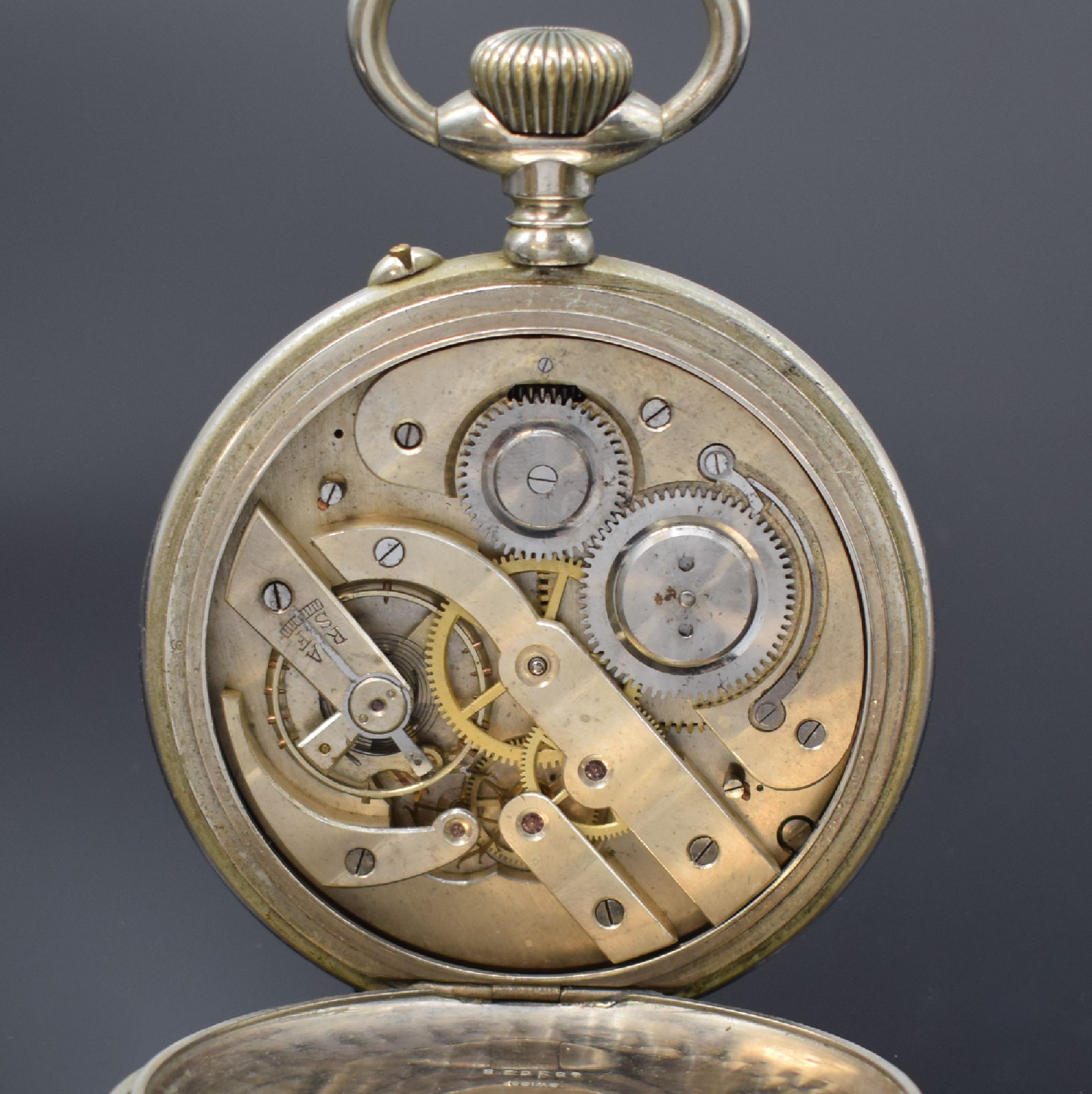 Detail e: Übergroße Herrentaschenuhr im Argentan- Gehäuse, Schweiz um 1905, Rückseite l. dell., Emailzifferblatt l. riss., fette röm. Zahlen, gebl. ...