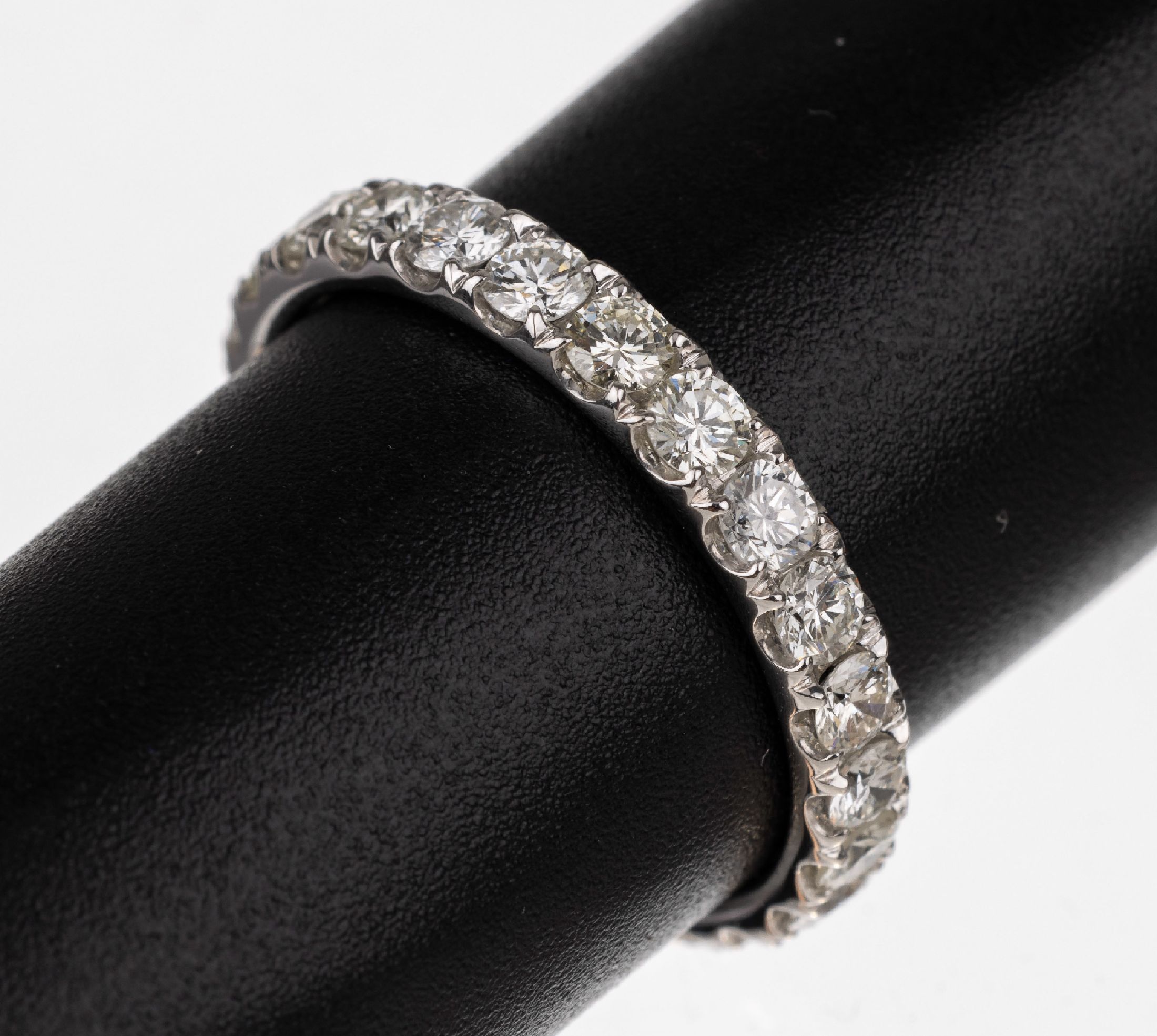 14 kt Gold Brillant-Ring, WG 585/000, 24 Brillanten zus. ca. 1.54 ct (grav.) feines Weiß-l.get.Weiß/vs-si, RW 54, ca. 2.3 g