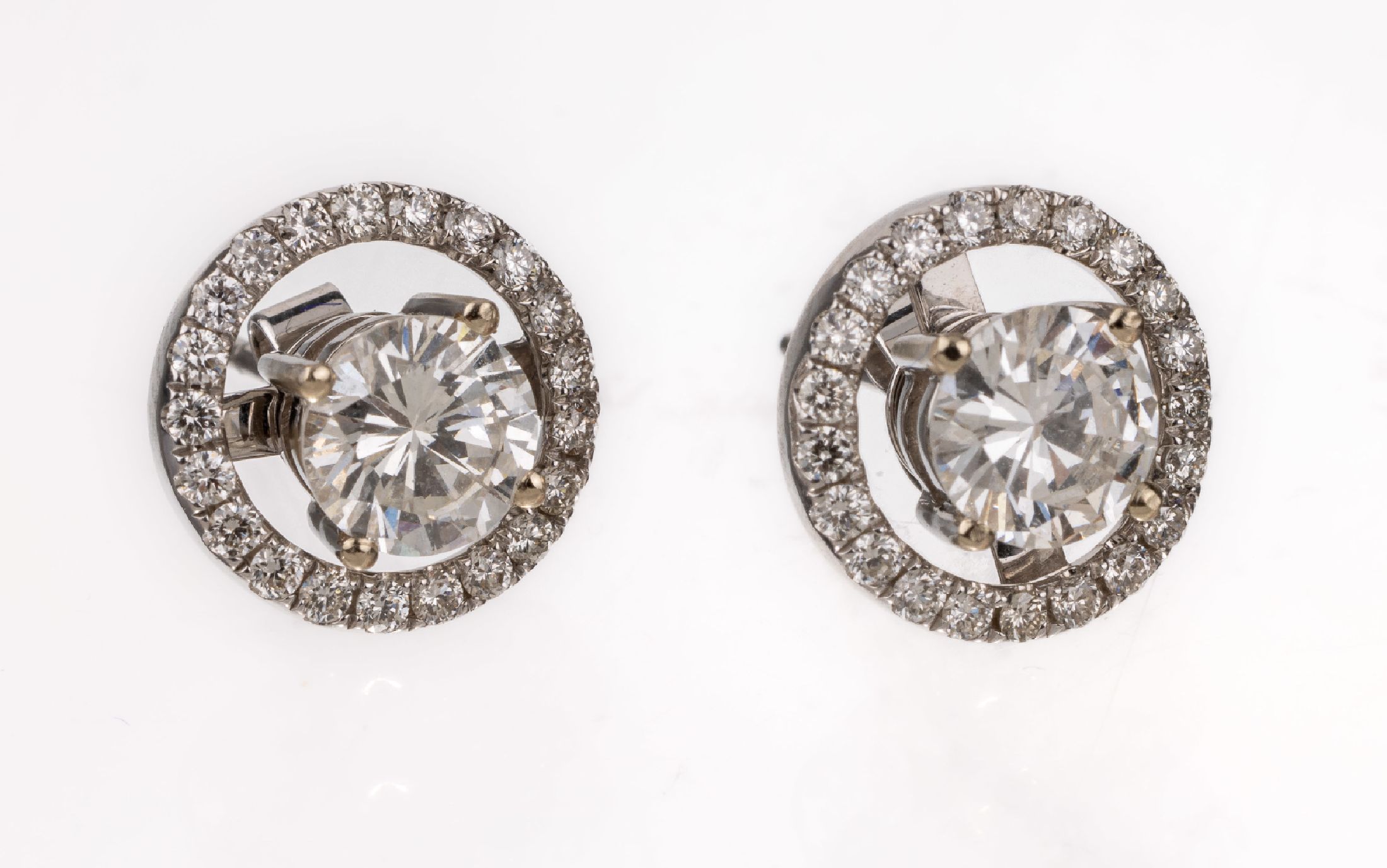 Paar 18 kt Gold Brillant-Ohrstecker, WG 750/000, 2 Brillanten zus. ca. 1.40 ct Weiß/si, abnehmbare Kränze mit Brillanten zus.ca. 0.31 ct Weiß/si