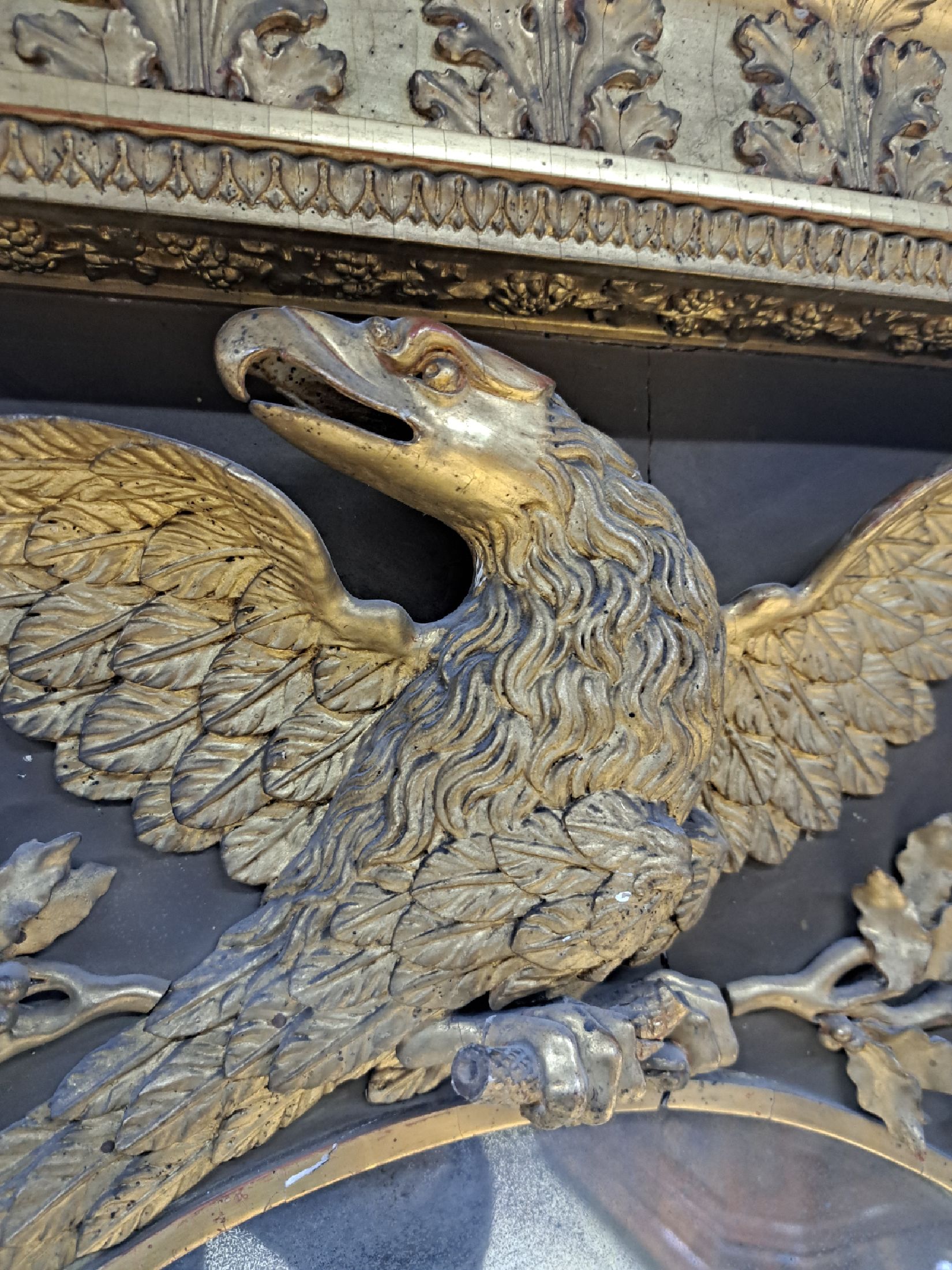 Detail b: Spiegel, Frankreich, um 1810/20, Empire, Rahmen mit gedrehten Säulen, Bordüren und Akanthusblattdekor, zweigeteiltes orig. Spiegelglas, ...