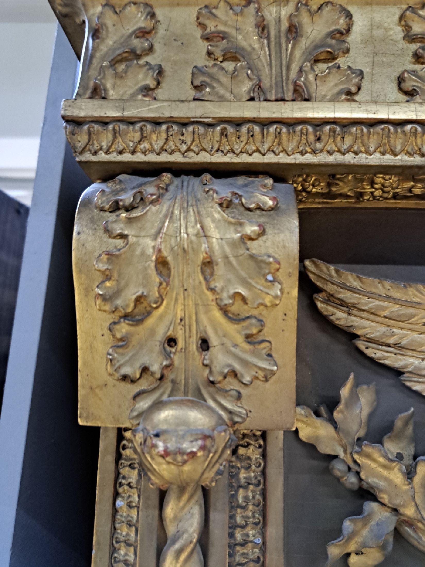 Detail d: Spiegel, Frankreich, um 1810/20, Empire, Rahmen mit gedrehten Säulen, Bordüren und Akanthusblattdekor, zweigeteiltes orig. Spiegelglas, ...