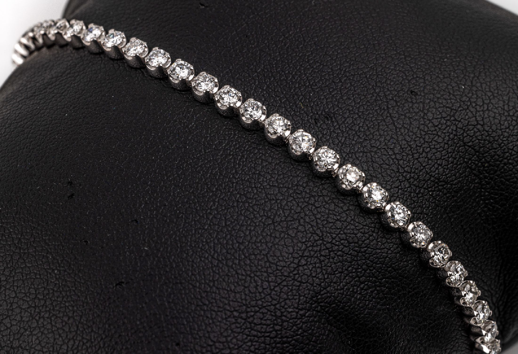 14 kt Gold Brillant-Armband, WG 585/000, 51Brillanten zus. ca. 3.81 ct (grav.) feines Weiß-Weiß/vs-si, L. ca. 17.5 cm, Kastenschloss mit 2 ...