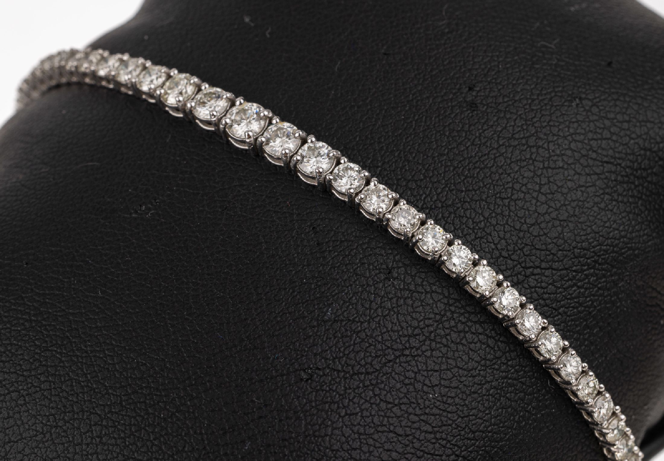 18 kt Gold Brillant-Armband, WG 750/000, 62Brillanten im Verlauf zus. ca. 3.60 ct feines Weiß-Weiß/si, L. ca. 18 cm, Kastenschloss mit 2 ...