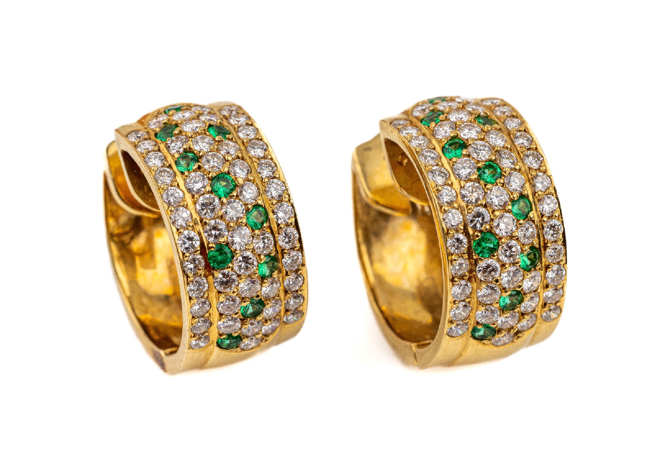 Paar 18 kt Brillant-Smaragd-Ohrcreolen, GG 750/000, 102 Brillanten zus. ca. 1.96 ct feines Weiß-Weiß/vs-si, 20 rundfacett. Smaragde zus. ca. 0.36 ...