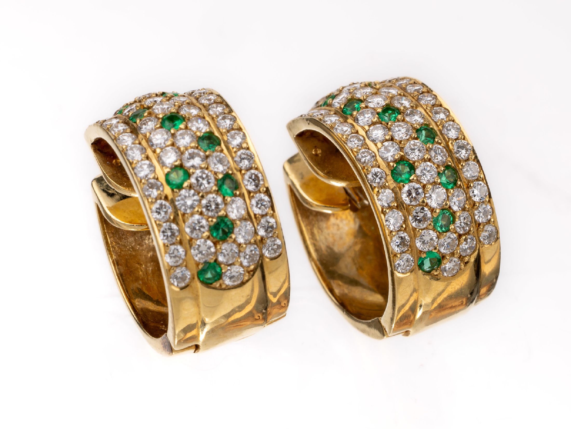 Detail a: Paar 18 kt Brillant-Smaragd-Ohrcreolen, GG 750/000, 102 Brillanten zus. ca. 1.96 ct feines Weiß-Weiß/vs-si, 20 rundfacett. Smaragde zus. ca. 0.36 ...
