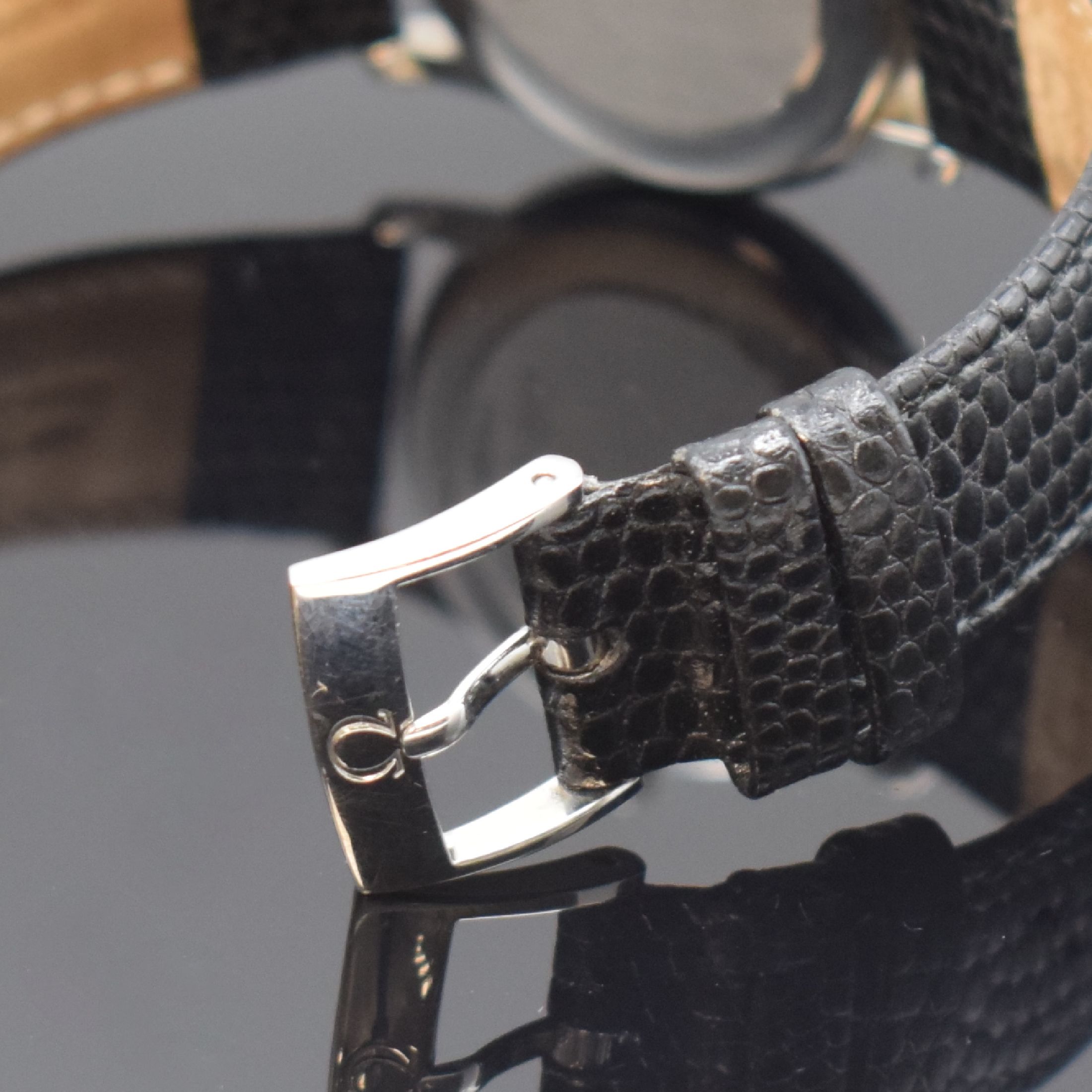Detail b: OMEGA Armbanduhr De Ville Referenz 196.1150, quarz, Schweiz um 2000, 3-teil. Edelstahlgeh. inkl. Lederband m. orig. Dornschl., Boden und Glasrand ...