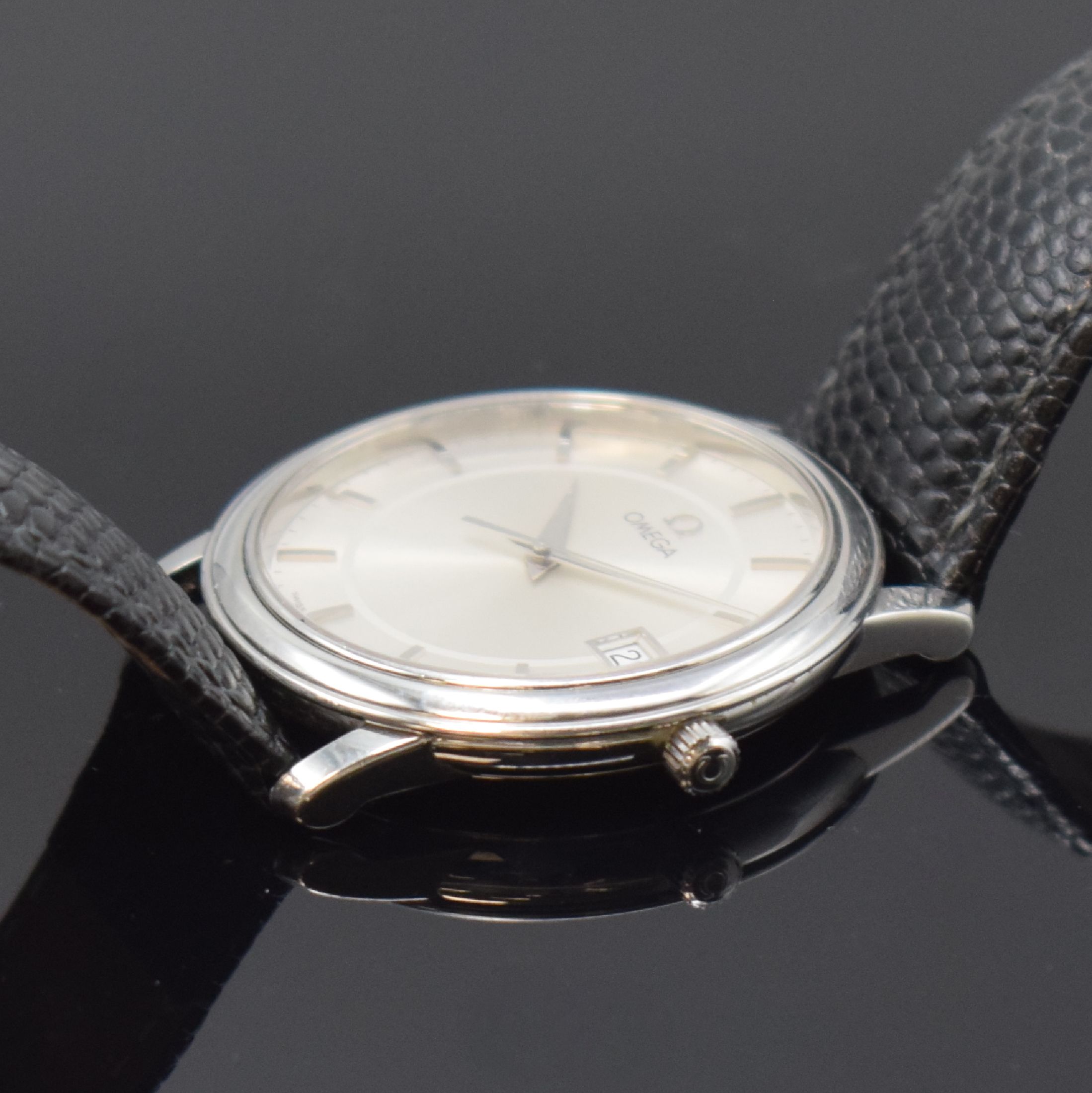 Detail c: OMEGA Armbanduhr De Ville Referenz 196.1150, quarz, Schweiz um 2000, 3-teil. Edelstahlgeh. inkl. Lederband m. orig. Dornschl., Boden und Glasrand ...