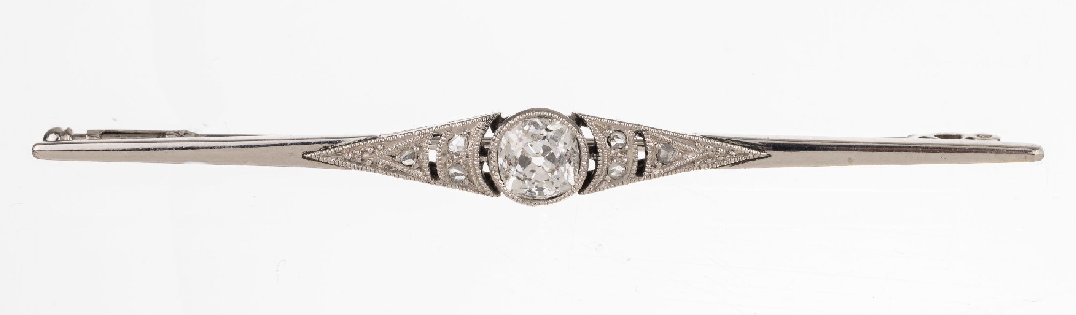 18 kt Gold Diamant-Brosche, um 1930, WG 750/000 gepr., länglich, Mittelteil mit 1 Altschliffdiamant und 6 Diamantrosen zus. ca. 0.70 ct ...