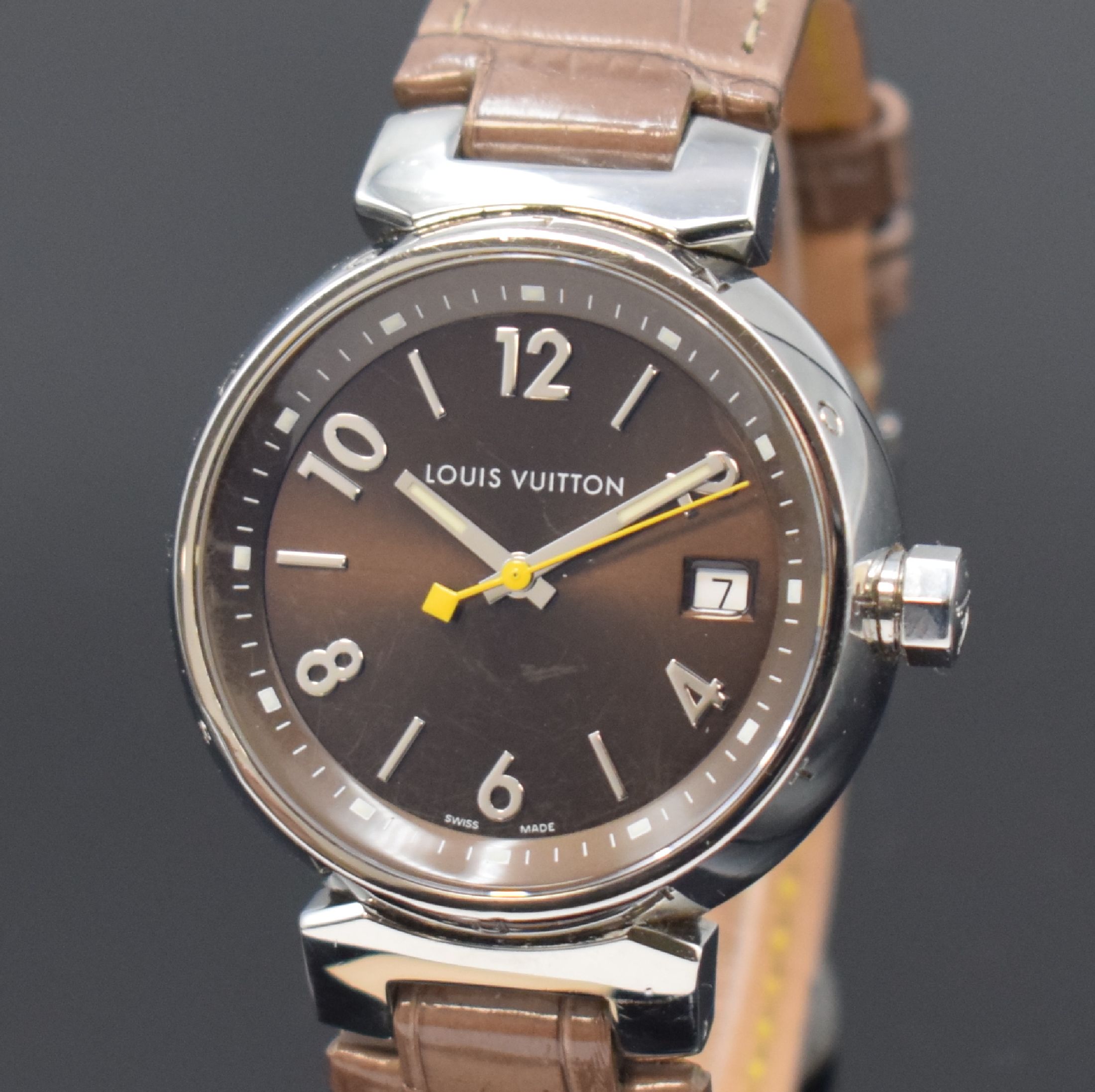 Detail a: LOUIS VUITTON Tambour Armbanduhr Referenz Q1311, Schweiz um 2010, quarz, Edelstahlgeh., Boden 6-fach verschr., orig. Lederband m. Dornschl., braunes ...