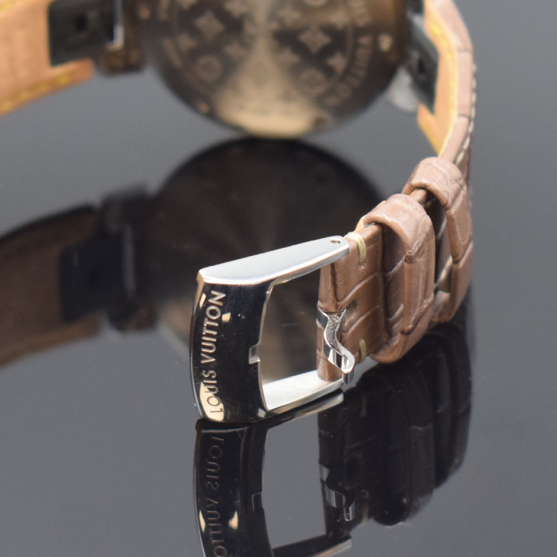 Detail b: LOUIS VUITTON Tambour Armbanduhr Referenz Q1311, Schweiz um 2010, quarz, Edelstahlgeh., Boden 6-fach verschr., orig. Lederband m. Dornschl., braunes ...