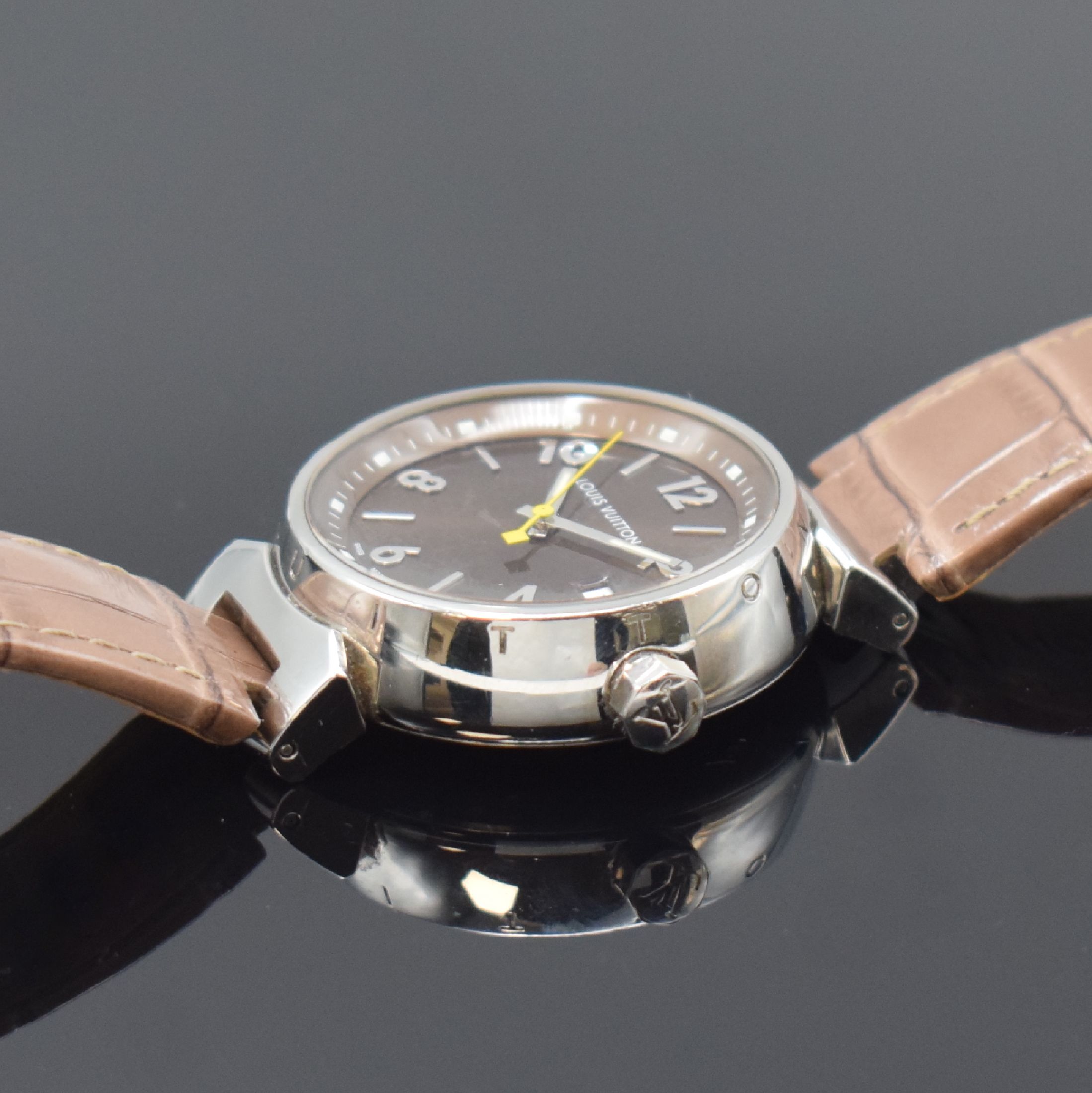 Detail c: LOUIS VUITTON Tambour Armbanduhr Referenz Q1311, Schweiz um 2010, quarz, Edelstahlgeh., Boden 6-fach verschr., orig. Lederband m. Dornschl., braunes ...