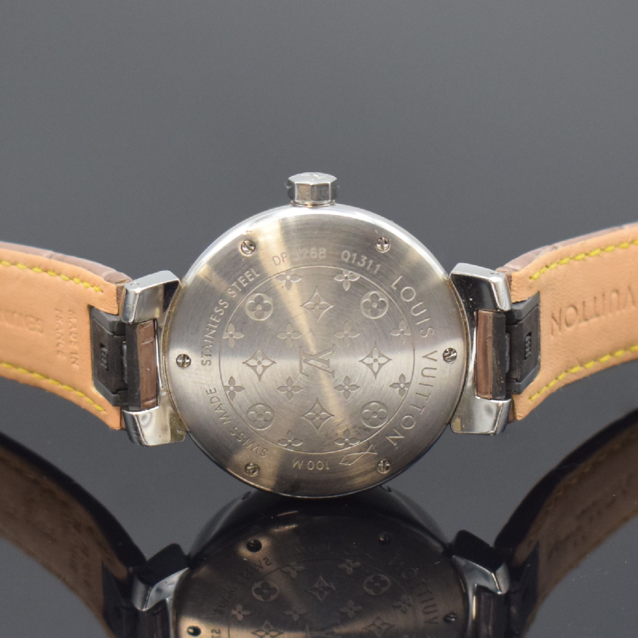 Detail d: LOUIS VUITTON Tambour Armbanduhr Referenz Q1311, Schweiz um 2010, quarz, Edelstahlgeh., Boden 6-fach verschr., orig. Lederband m. Dornschl., braunes ...