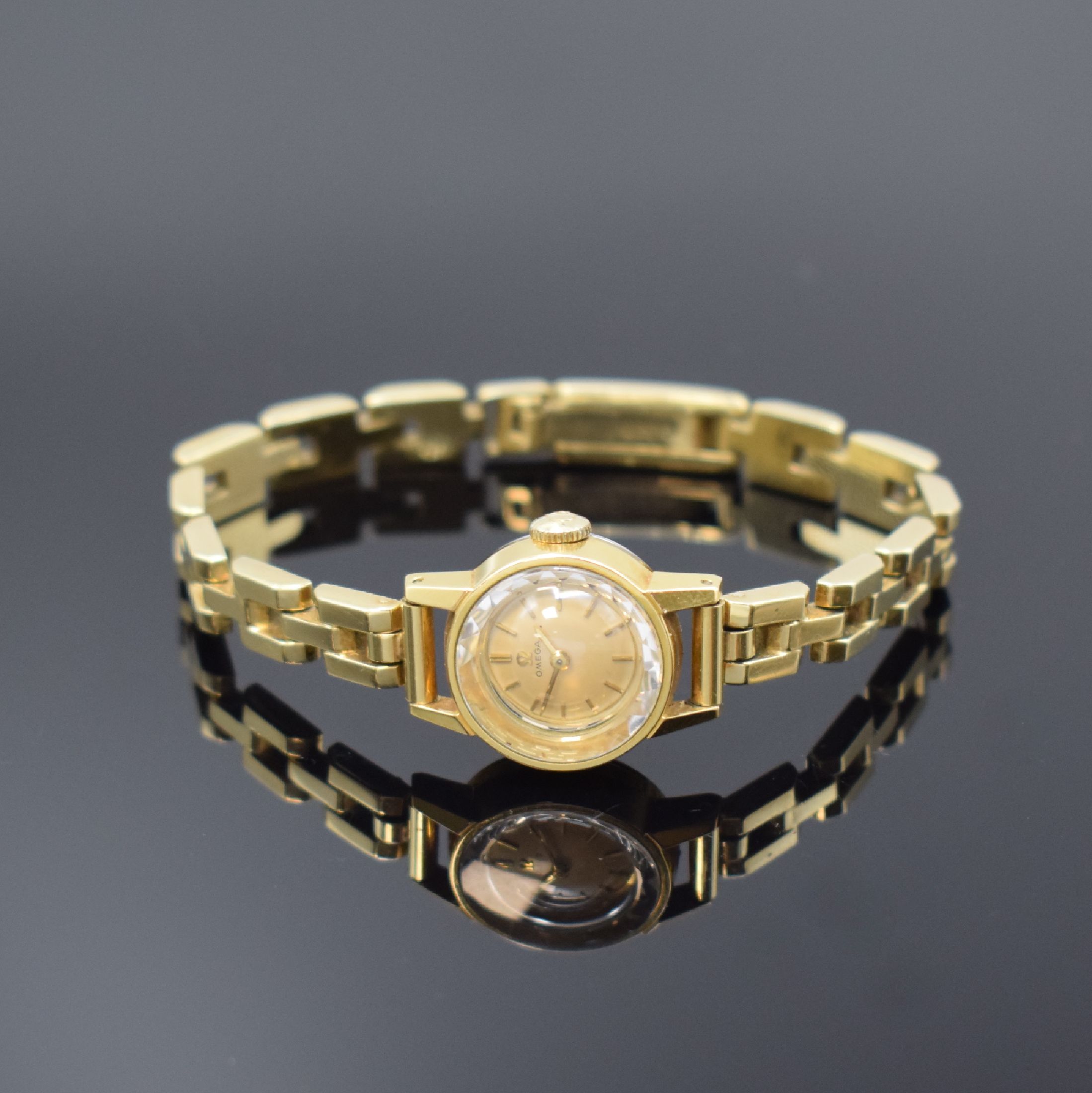 OMEGA vergoldete Damenarmbanduhr mit neutralem Goldband in GG 585/000, Schweiz um 1964, Handaufzug, verg. Gehäuse, Stahlboden aufgedr., verg. Werk ...