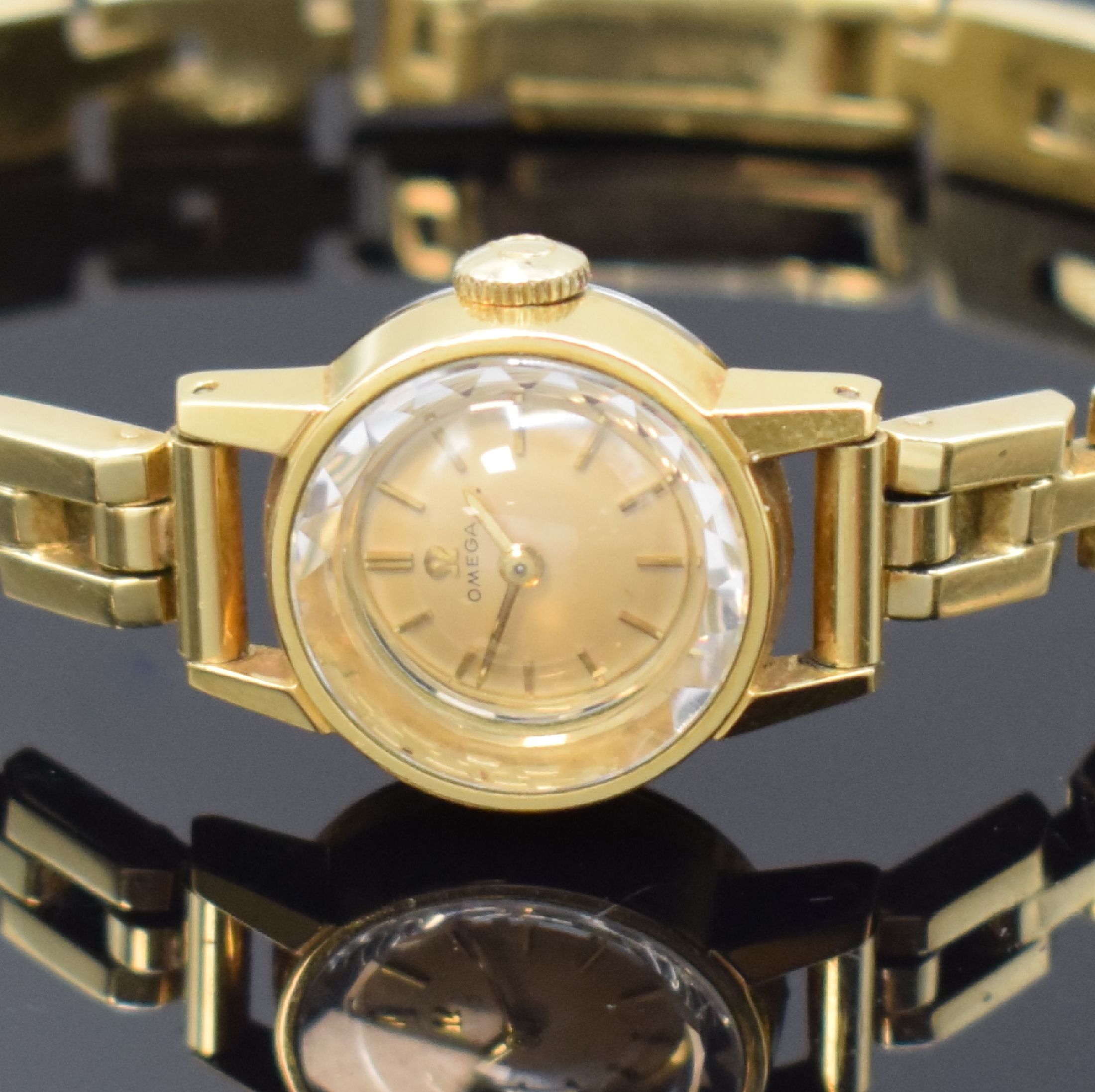 Detail a: OMEGA vergoldete Damenarmbanduhr mit neutralem Goldband in GG 585/000, Schweiz um 1964, Handaufzug, verg. Gehäuse, Stahlboden aufgedr., verg. Werk ...
