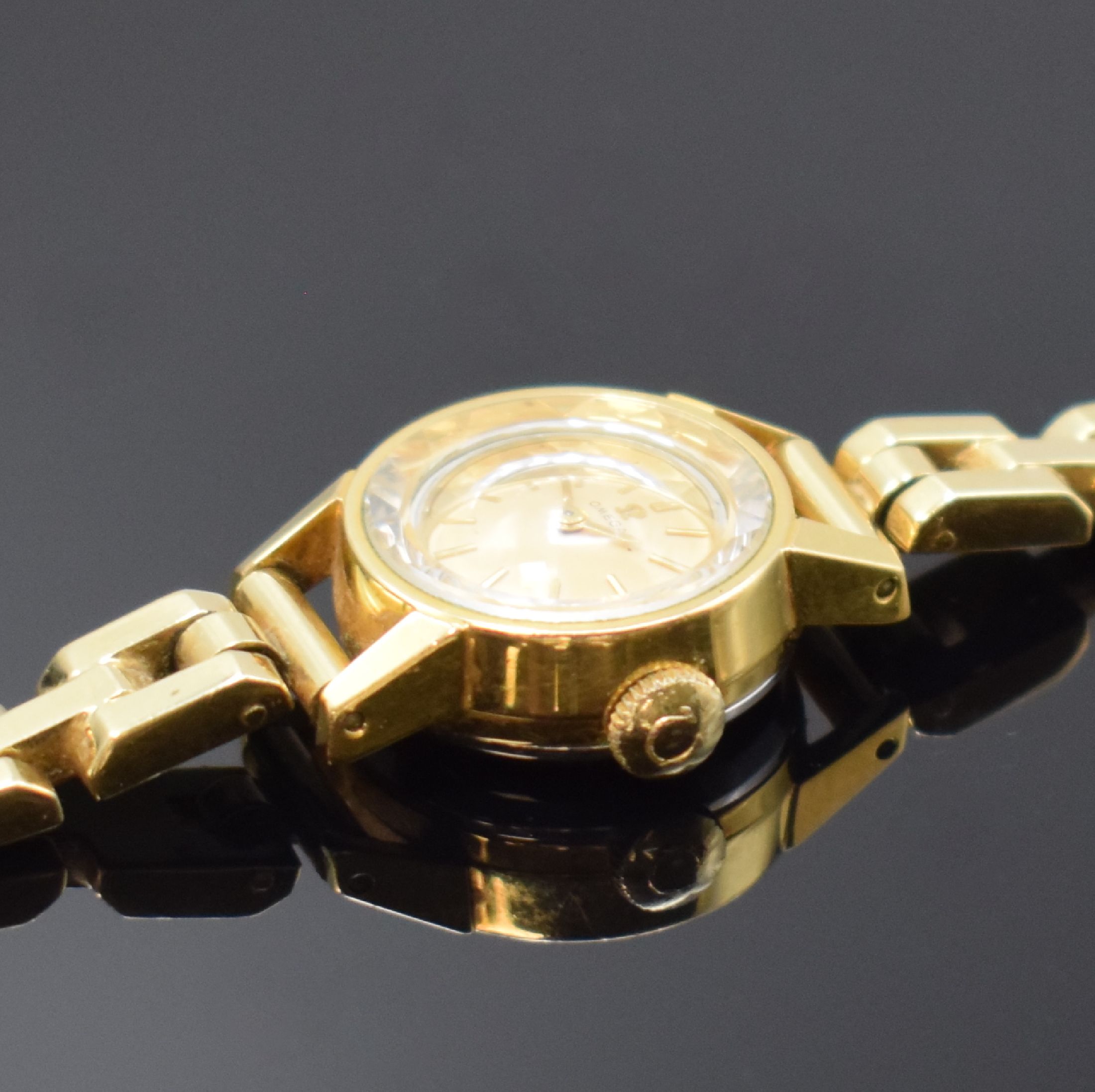 Detail c: OMEGA vergoldete Damenarmbanduhr mit neutralem Goldband in GG 585/000, Schweiz um 1964, Handaufzug, verg. Gehäuse, Stahlboden aufgedr., verg. Werk ...
