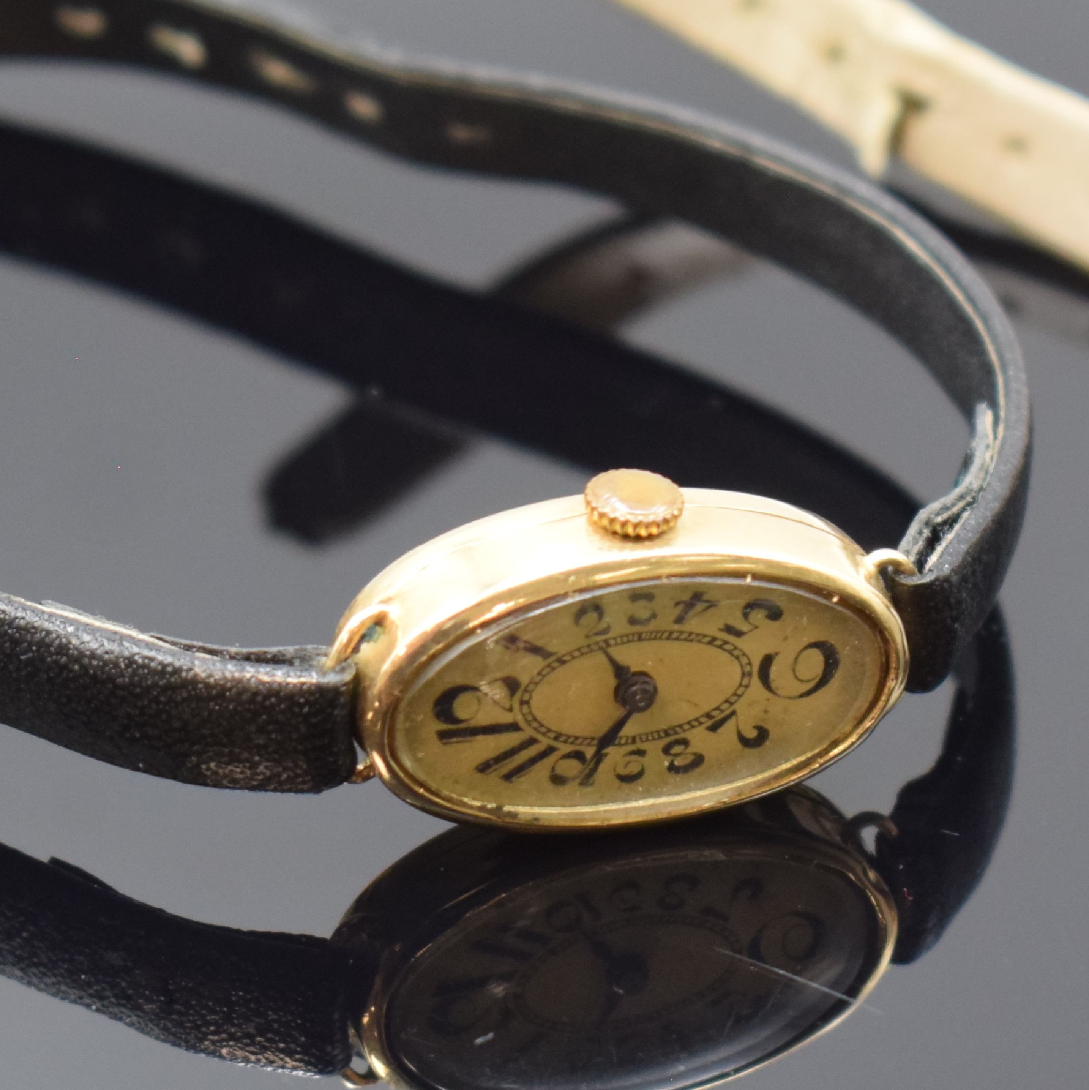 Detail a: 2 Frühe Damenarmbanduhren in GG/RG 585/000, Schweiz um 1900-1920, Handaufzug, Email- u. Metall-Zifferbl., Zylinder u. Ankerwerk, D. ca. 28 u. 15 mm, ...