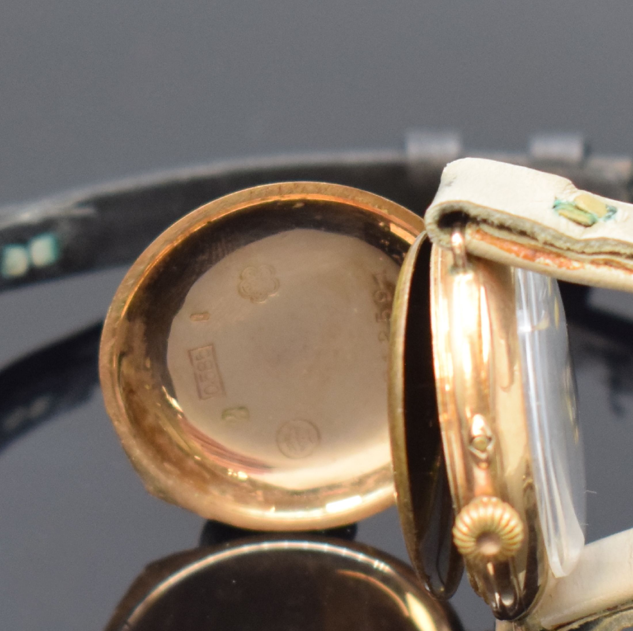 Detail c: 2 Frühe Damenarmbanduhren in GG/RG 585/000, Schweiz um 1900-1920, Handaufzug, Email- u. Metall-Zifferbl., Zylinder u. Ankerwerk, D. ca. 28 u. 15 mm, ...