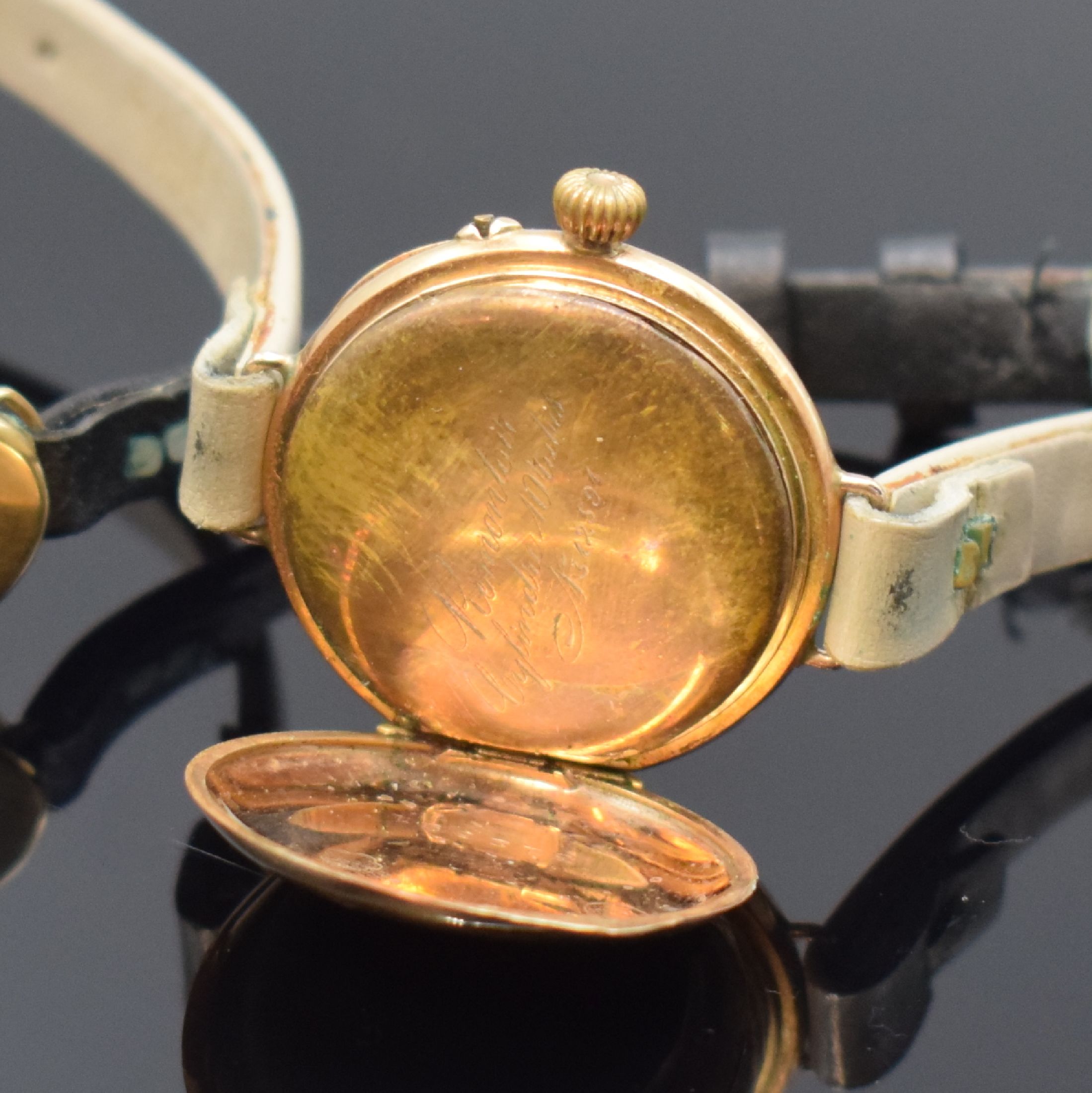 Detail d: 2 Frühe Damenarmbanduhren in GG/RG 585/000, Schweiz um 1900-1920, Handaufzug, Email- u. Metall-Zifferbl., Zylinder u. Ankerwerk, D. ca. 28 u. 15 mm, ...