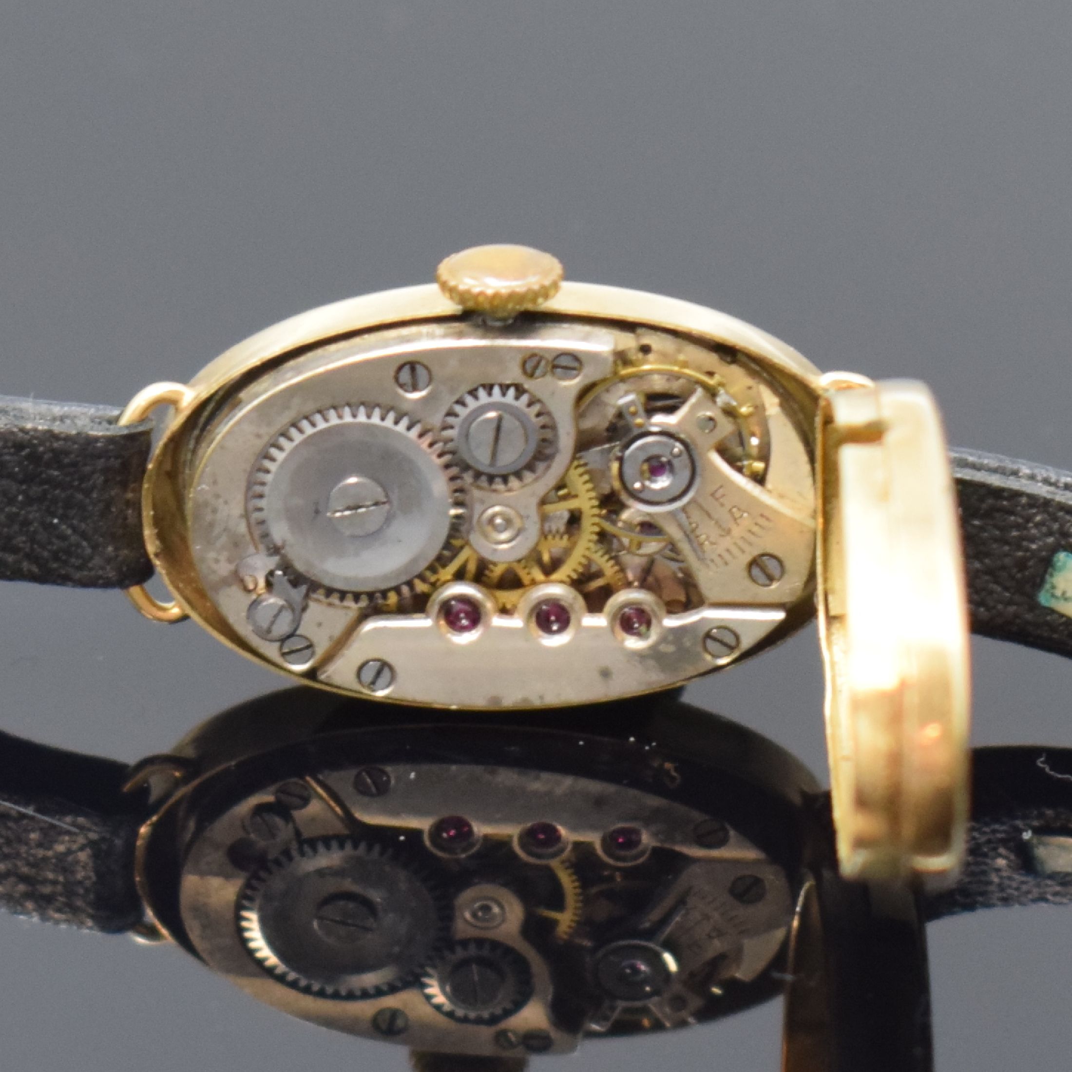 Detail f: 2 Frühe Damenarmbanduhren in GG/RG 585/000, Schweiz um 1900-1920, Handaufzug, Email- u. Metall-Zifferbl., Zylinder u. Ankerwerk, D. ca. 28 u. 15 mm, ...