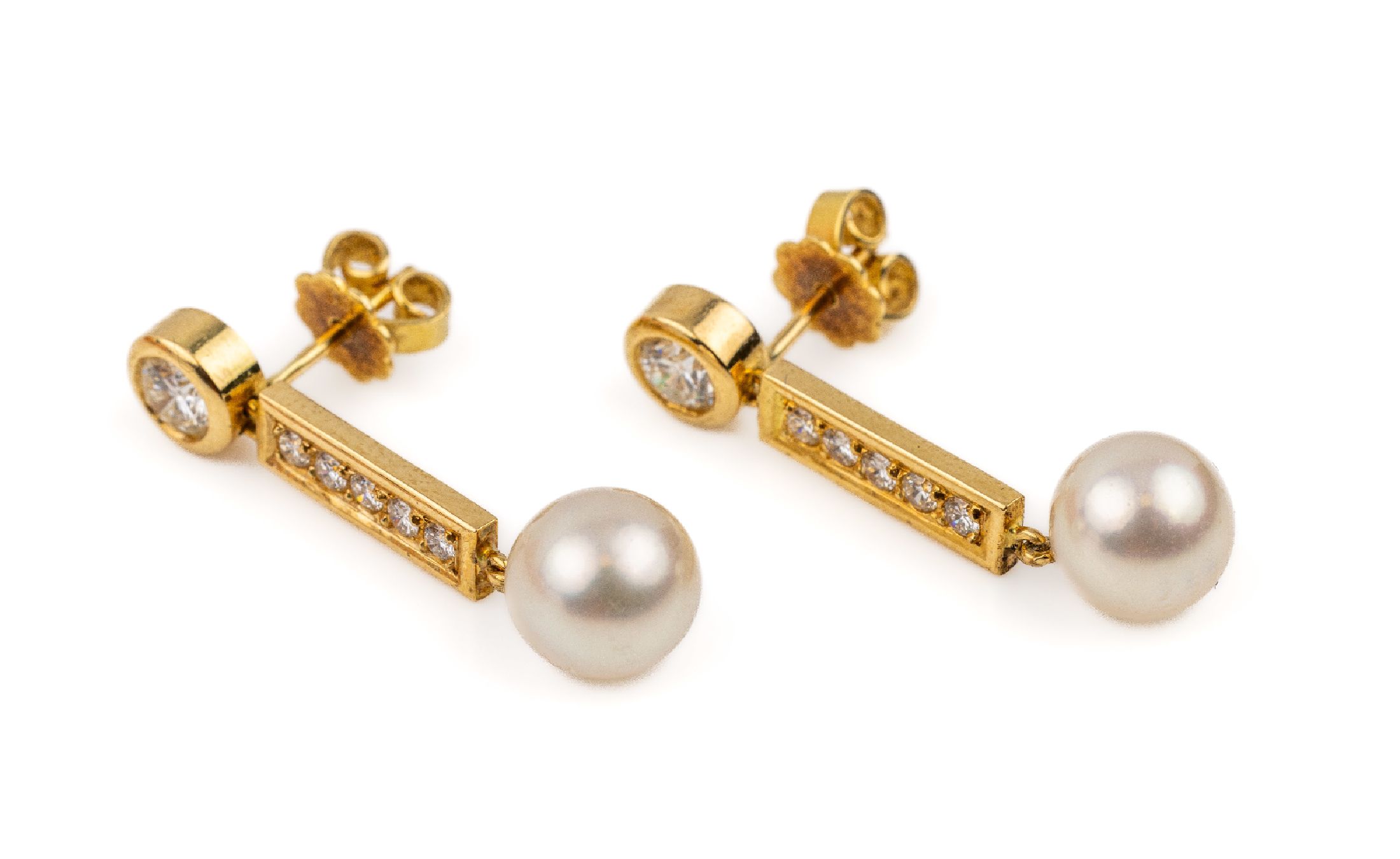 Paar 18 kt Gold Brillant-Perl-Ohrstecker, GG 750/000, länglich, 2 Brillanten zus. ca. 0.70 ct Weiß/si, 10 Brillanten zus. ca. 0.30 ct Weiß/si, 2 ...