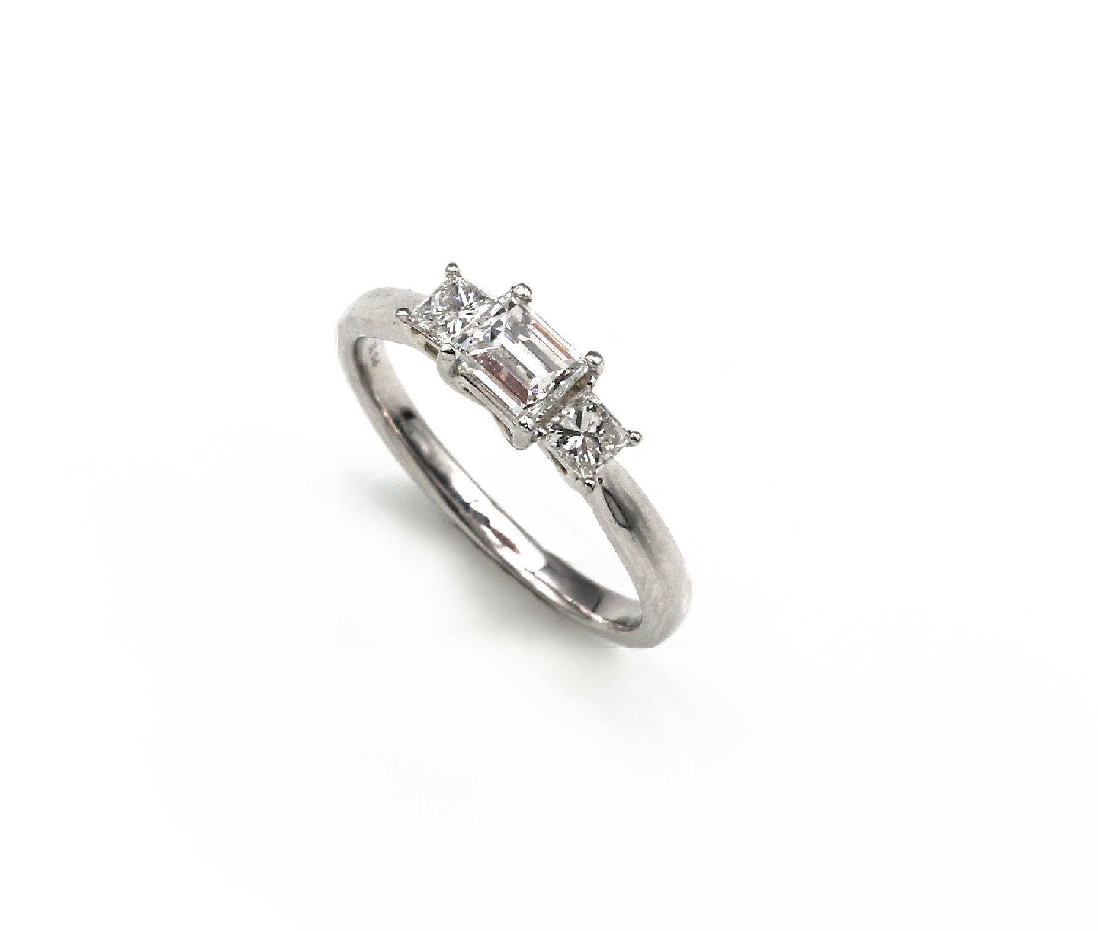 Platin Diamant-Ring, Pt 950/000, mittig Diamantbaguette ca. 0.50 ct Weiß/si, 2 Princesscut Diamanten zus. ca. 0.32 ct Weiß/si, RW 54, ca. 4.3 g