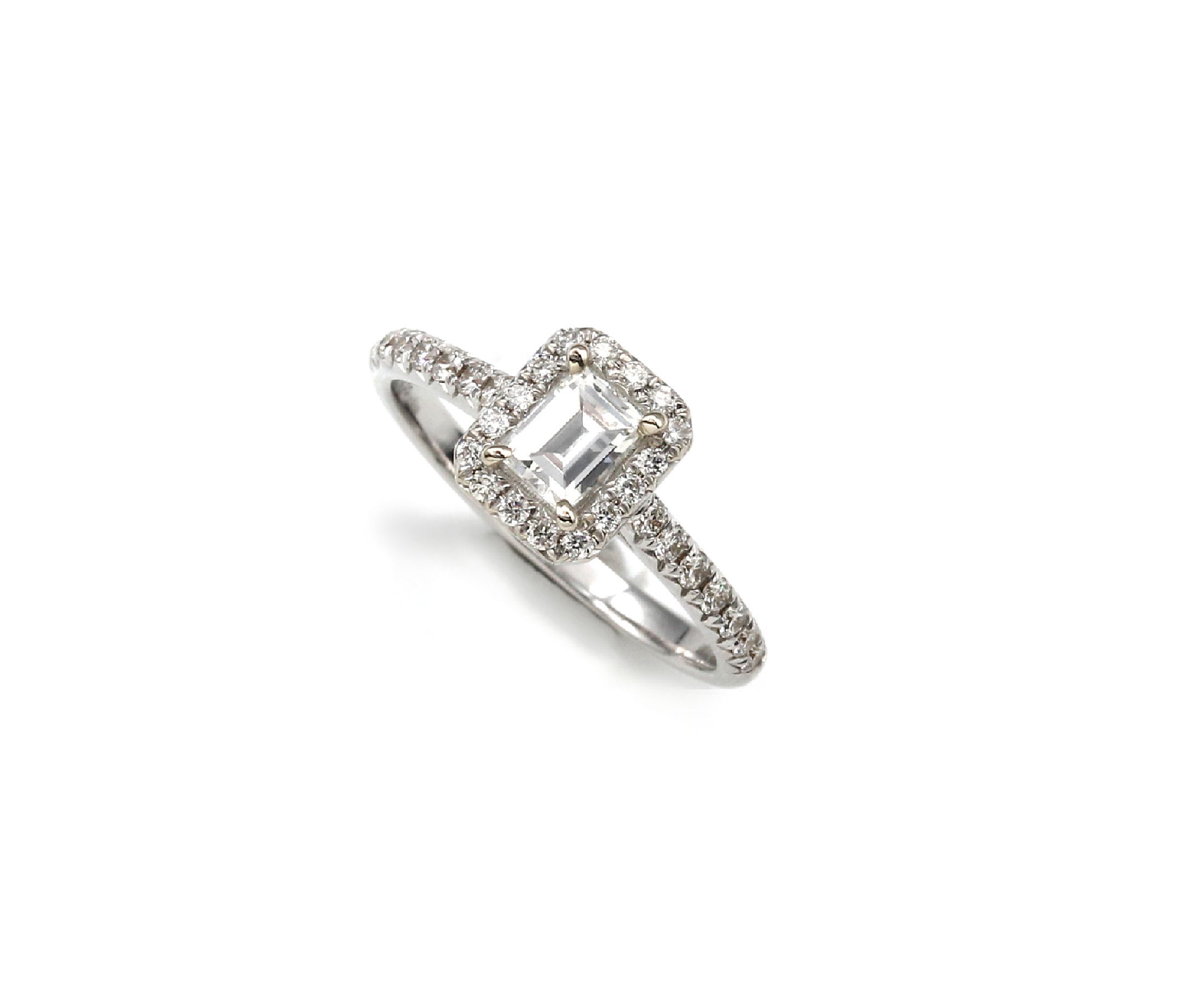 18 kt Gold Diamant-Ring, WG 750/000, mittigDiamantbaguette ca. 0.50 ct Weiß/vs, umgeben von 30 Brillanten zus. ca. 0.38 ct Weiß/vs-si,RW 54, ca. ...