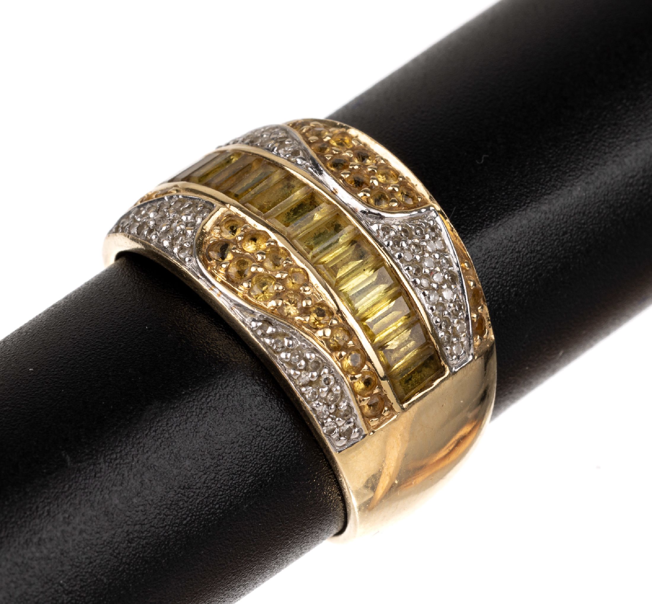 14 kt Gold Citrin-Diamant-Ring, GG 585/000,29 rundfacett. Citrine und 13 Citrin-Baguetteszus. ca. 1.50 ct, 67 8/8-Diamanten total approx. 0.50 ct ...