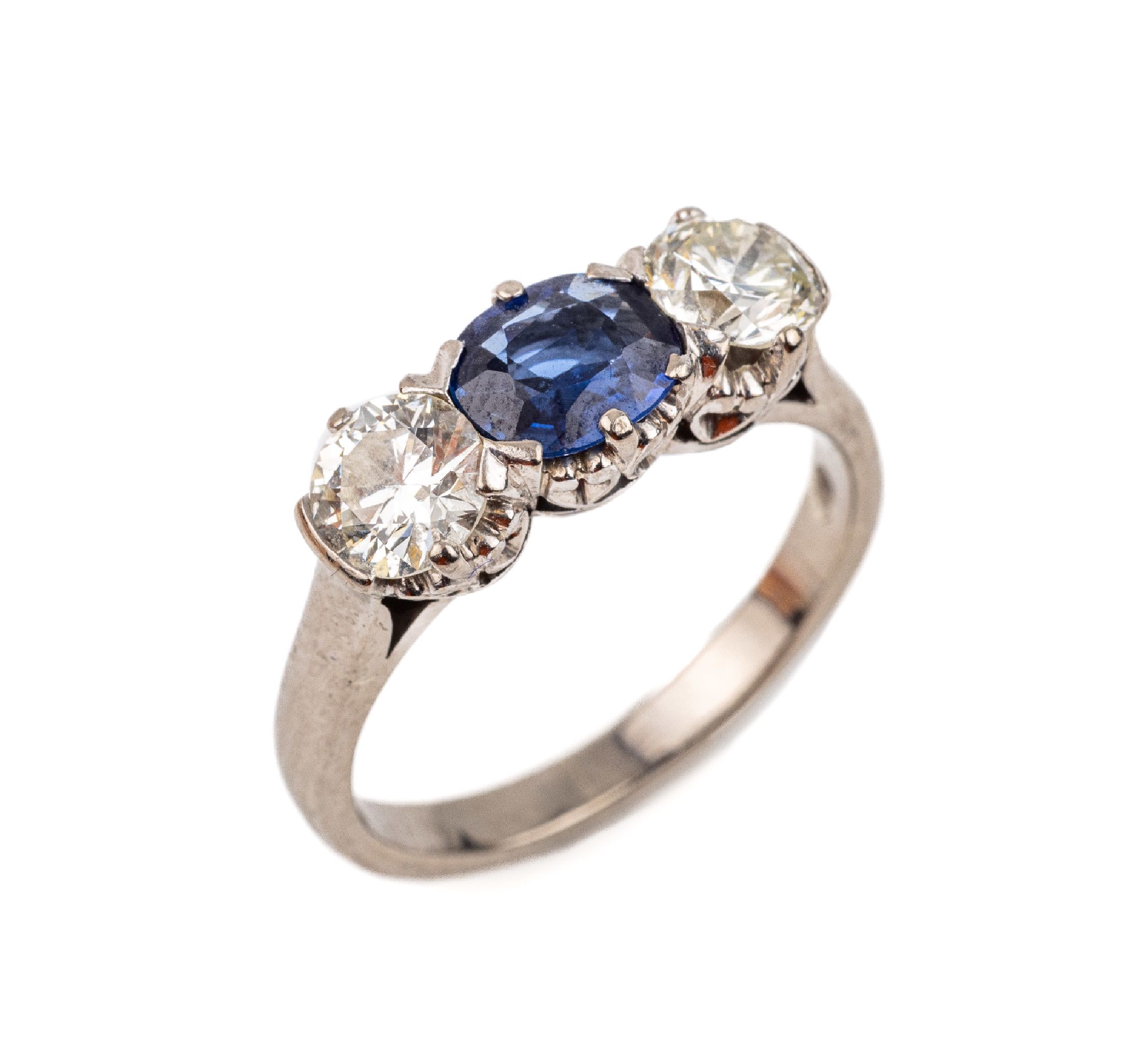 14 kt Gold Brillant-Saphir-Ring, WG 590/000, 2 Brillanten zus. ca. 1.05 ct Weiß-l.get.Weiß/vs-si, 1 ovalfacett. Saphir ca. 0.70 ct, RW 53, ca. 4.0 ...